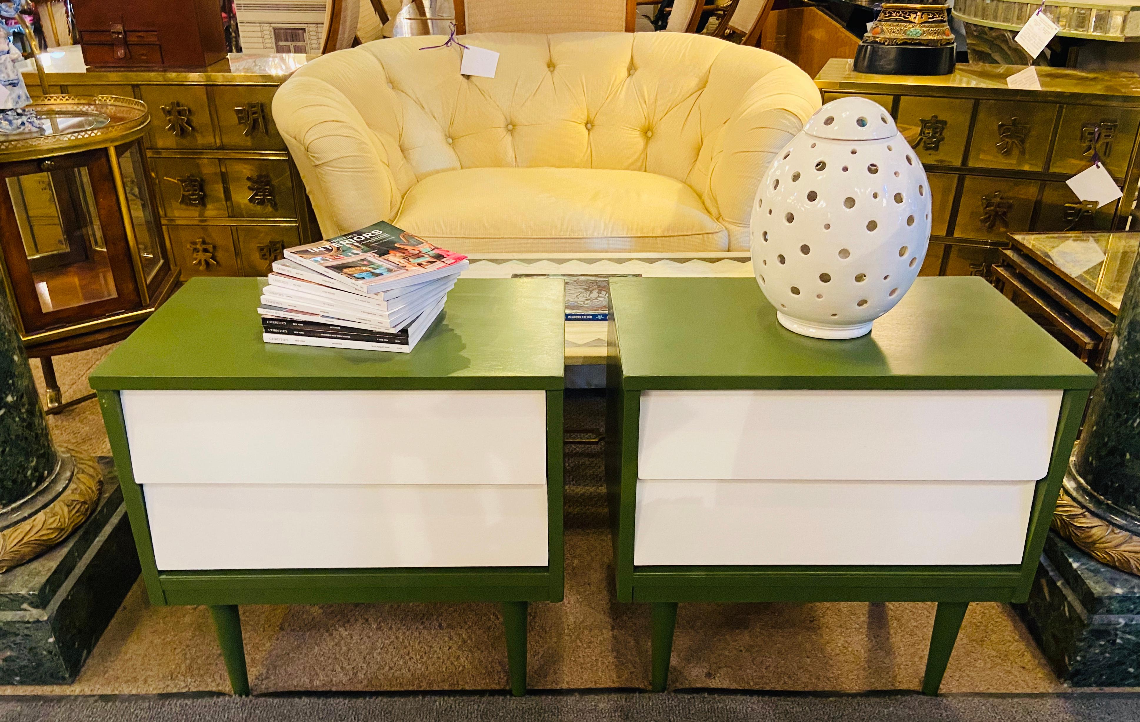 Mid-Century Modern Nightstand or Lamp Table, a Pair 8