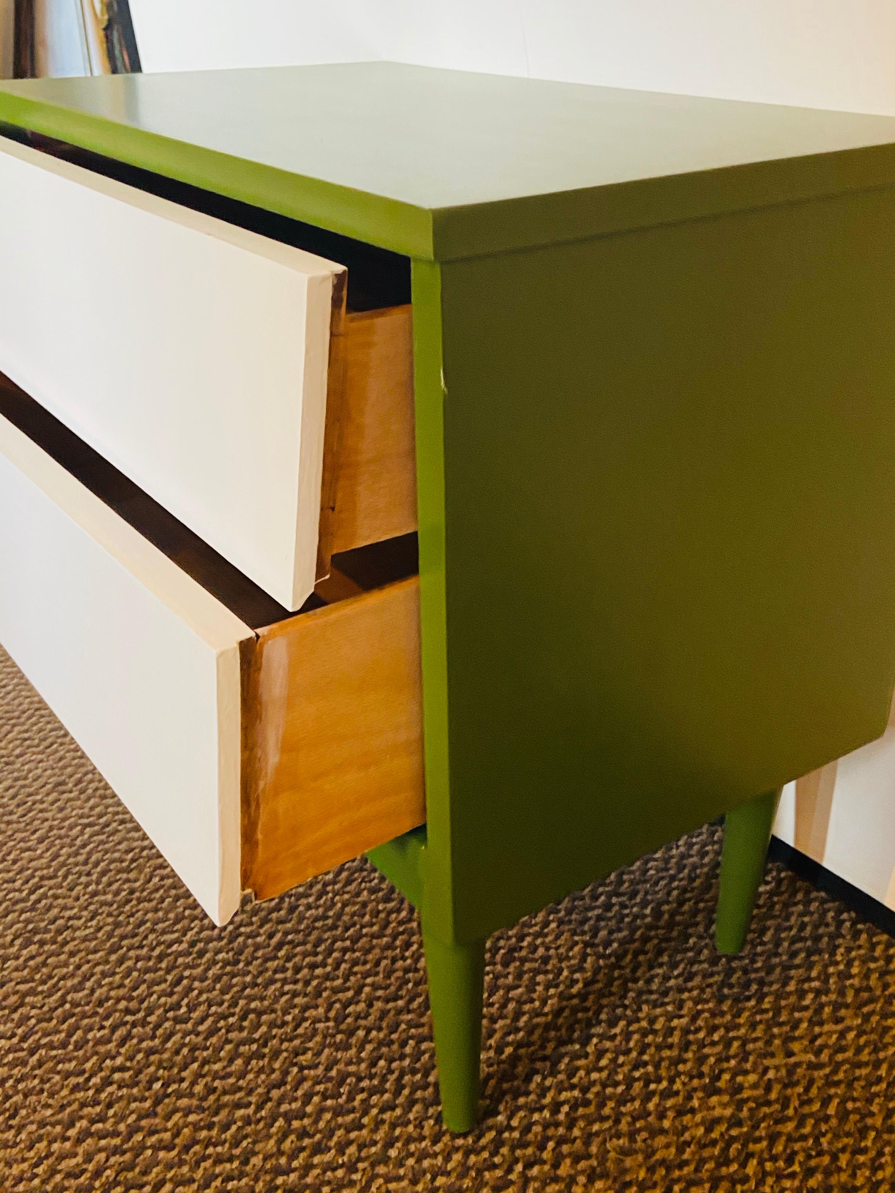 Mid-Century Modern Nightstand or Lamp Table, a Pair In Good Condition In Plainview, NY