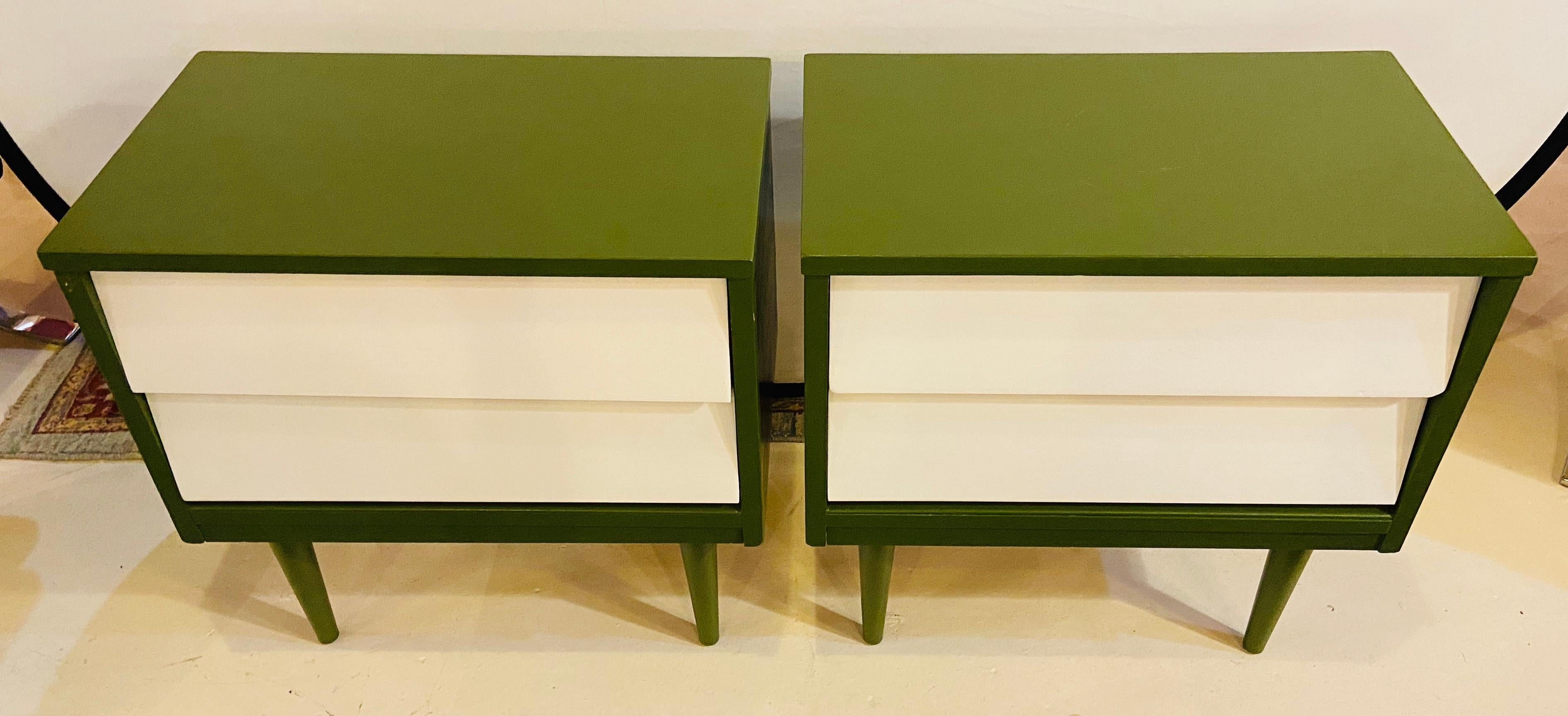Mid-Century Modern Nightstand or Lamp Table, a Pair 3