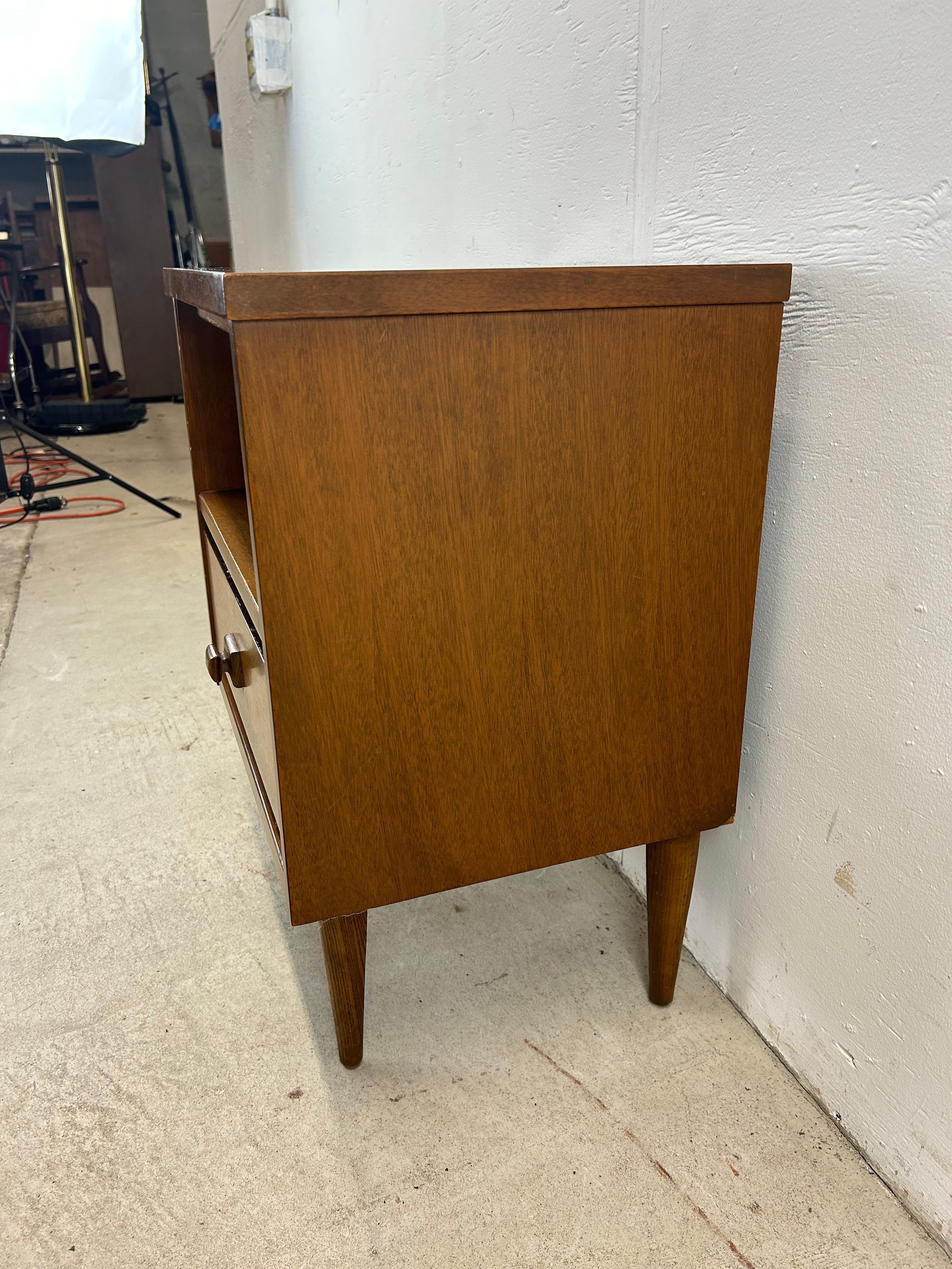 Mid Century Modern Nightstand with Drawer For Sale 2