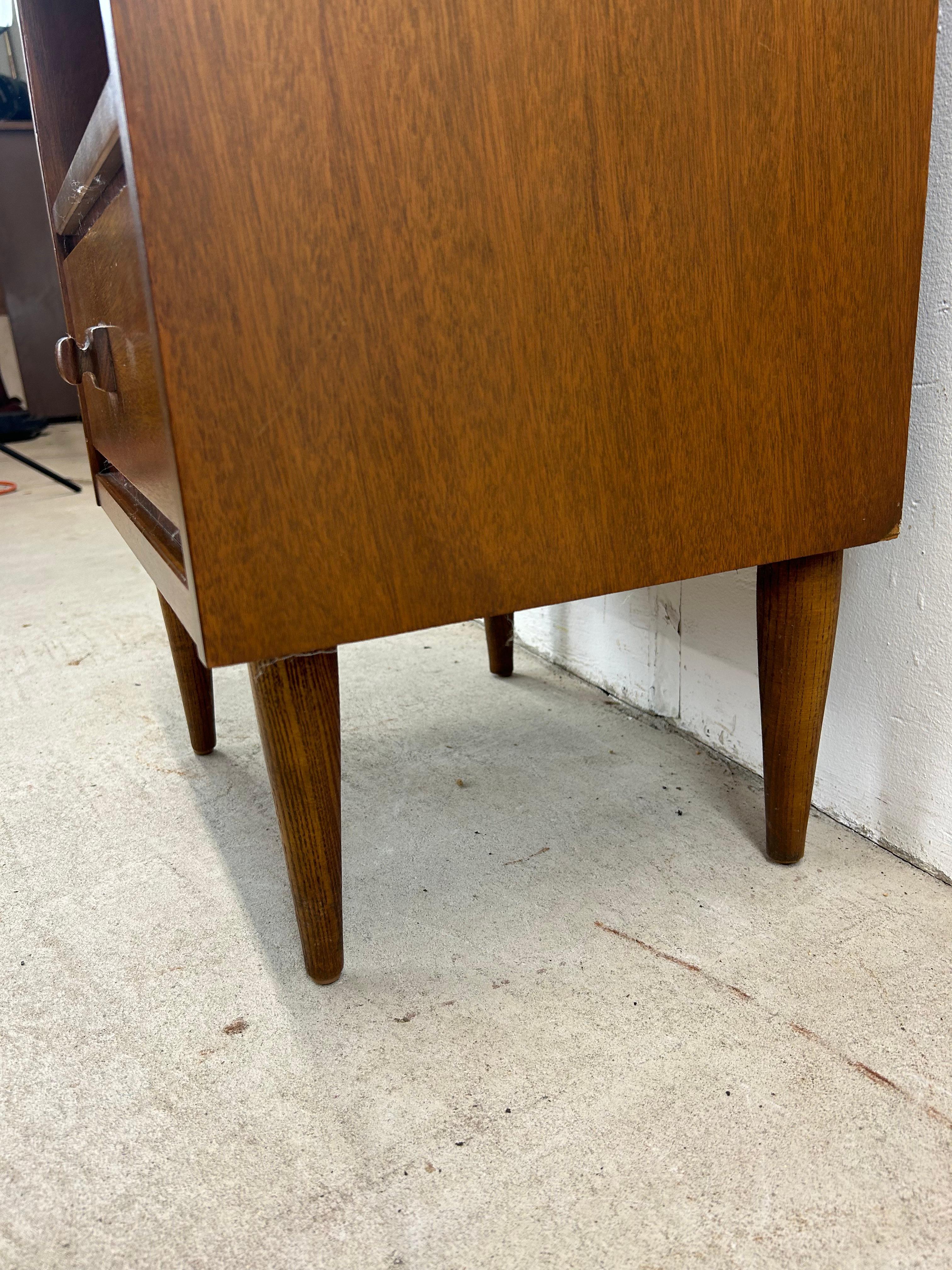 Mid Century Modern Nightstand with Drawer For Sale 3