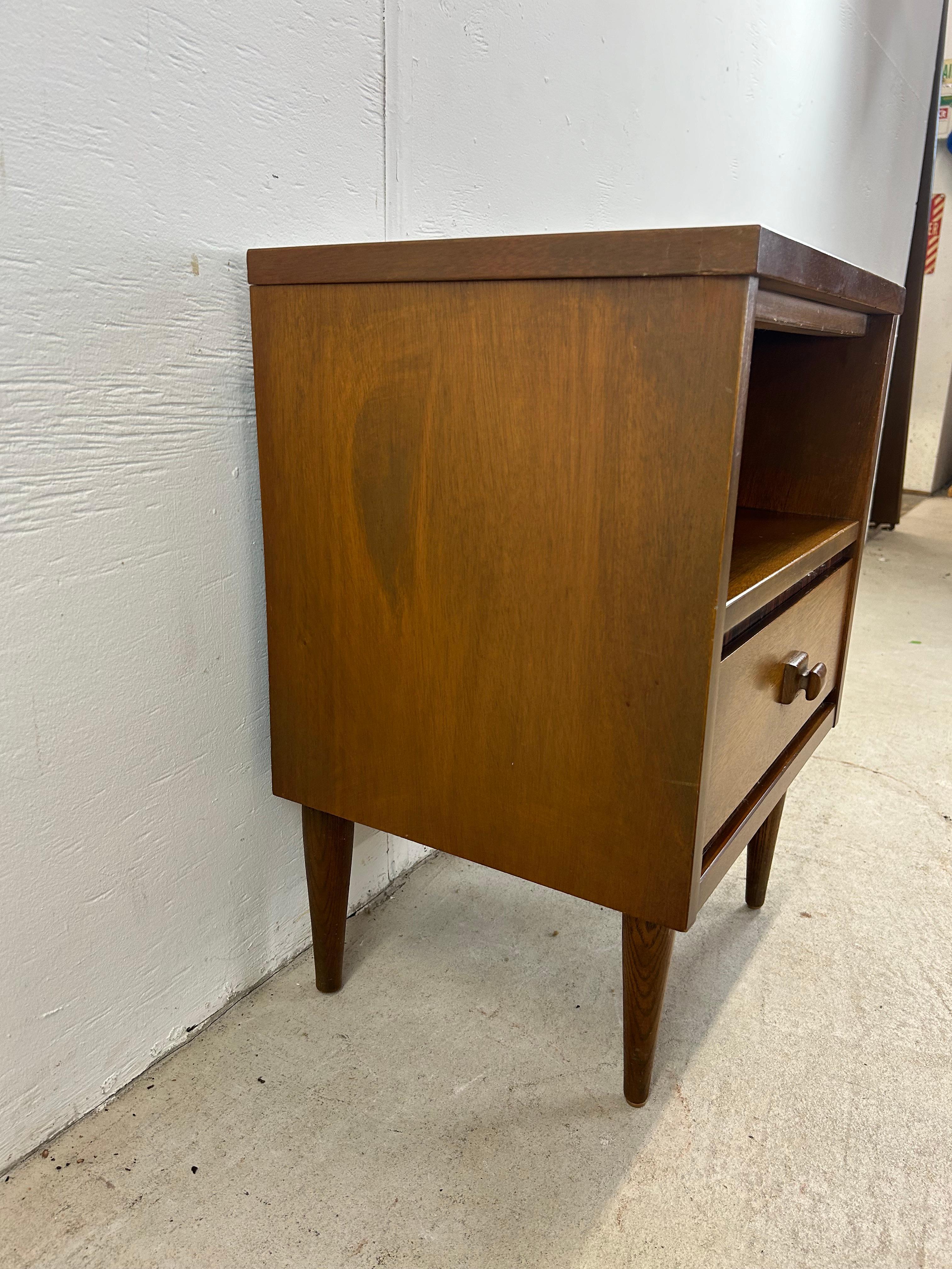 Mid Century Modern Nightstand with Drawer For Sale 4