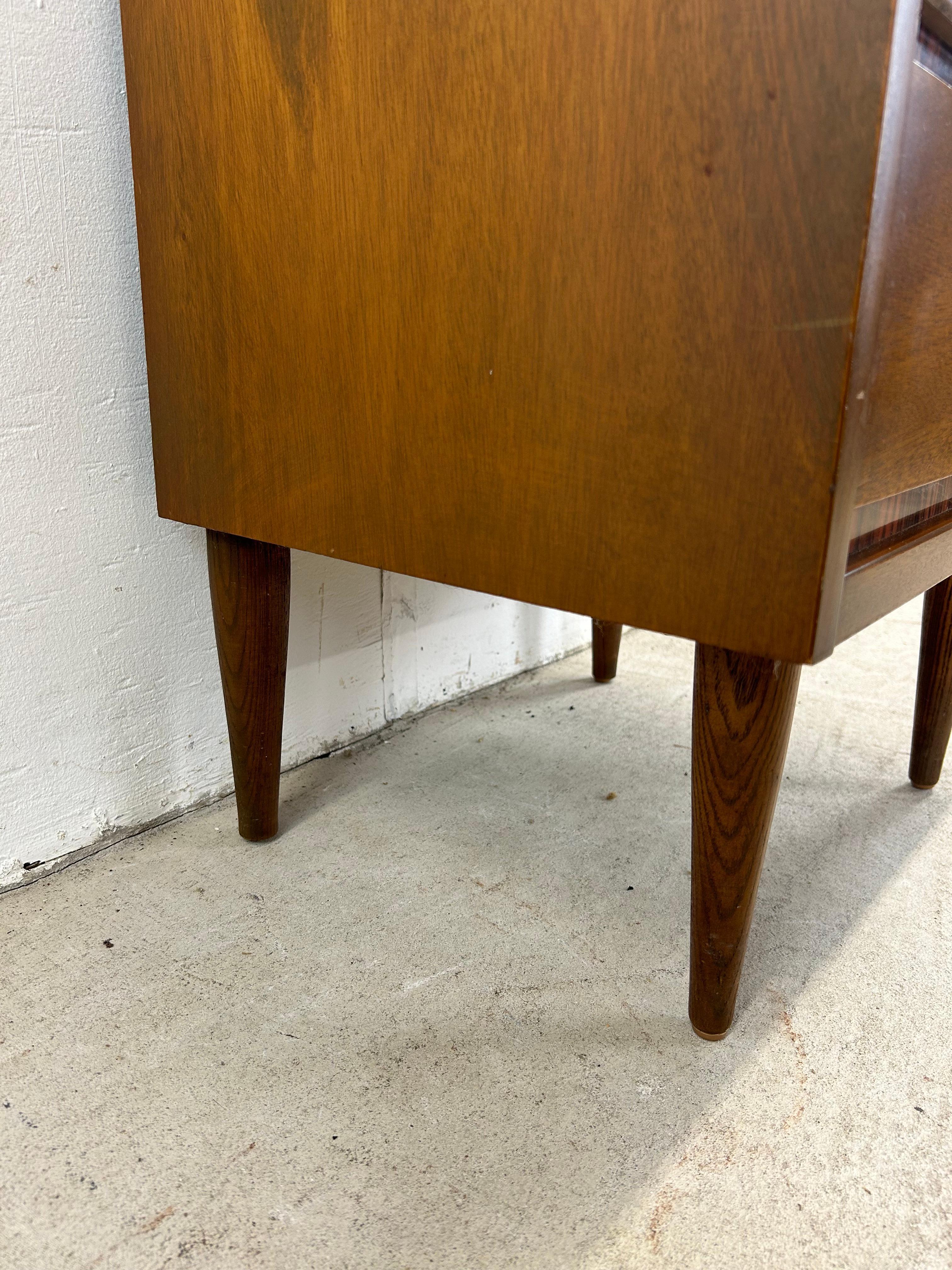 Mid Century Modern Nightstand with Drawer For Sale 5