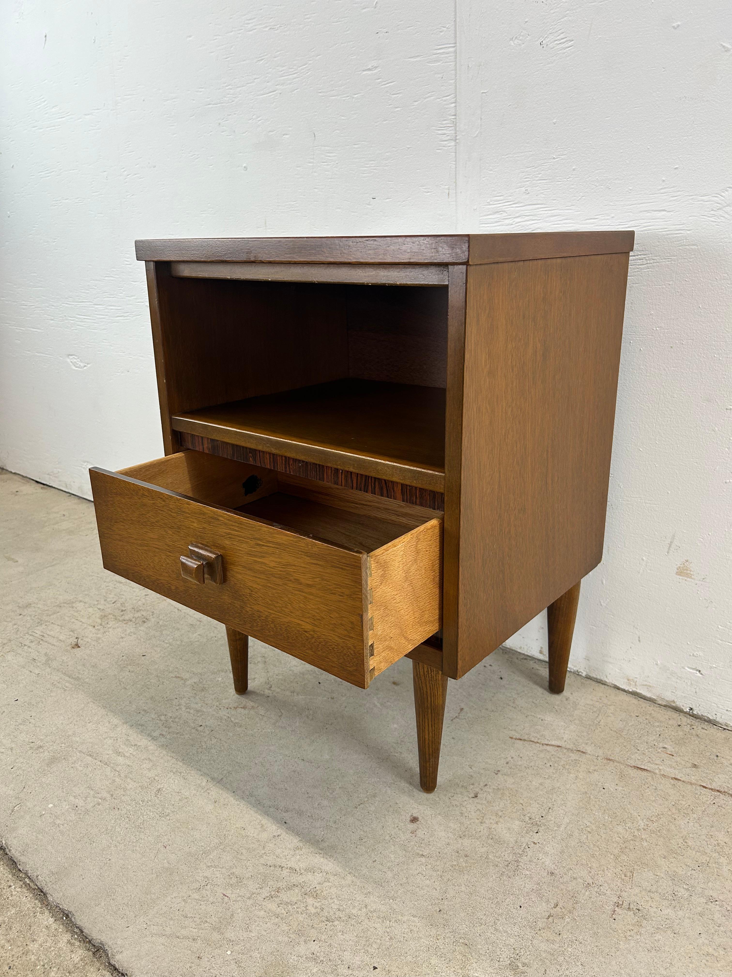 Mid Century Modern Nightstand with Drawer For Sale 6