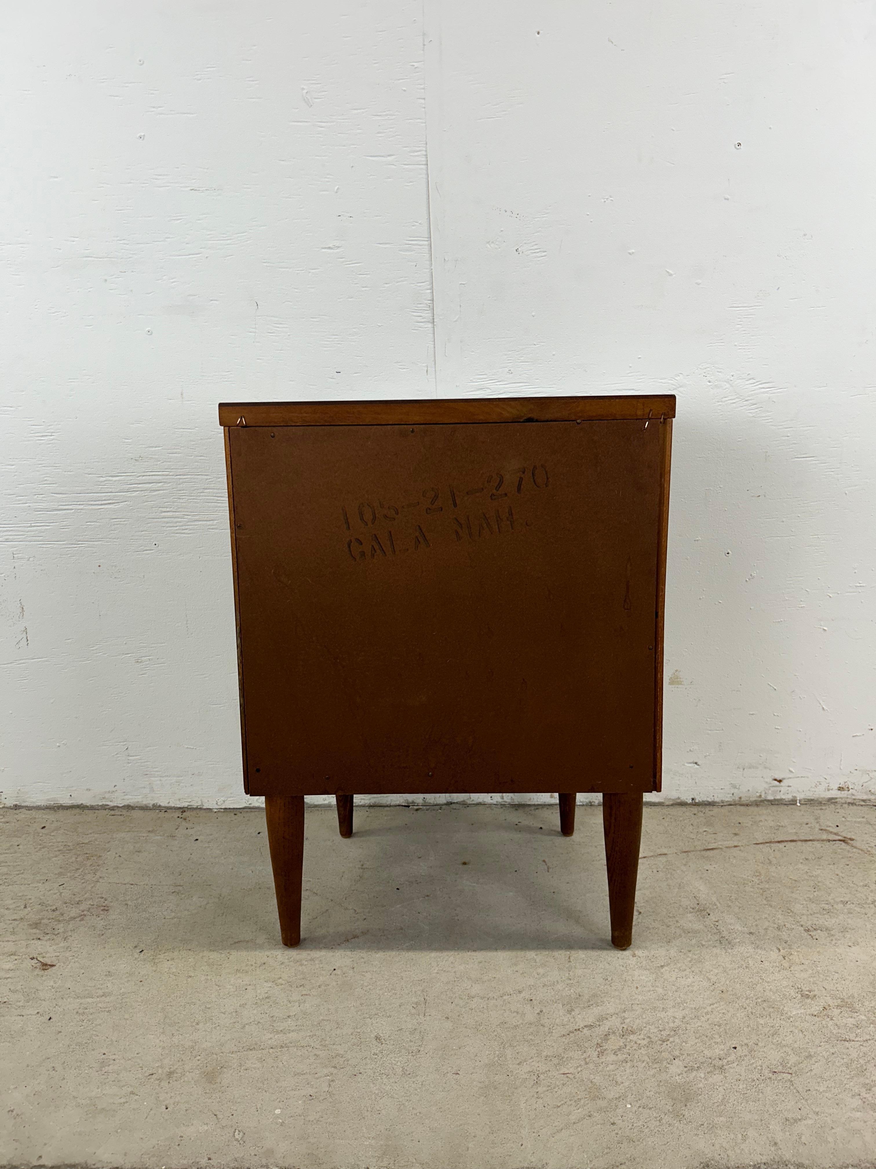 Mid Century Modern Nightstand with Drawer For Sale 7