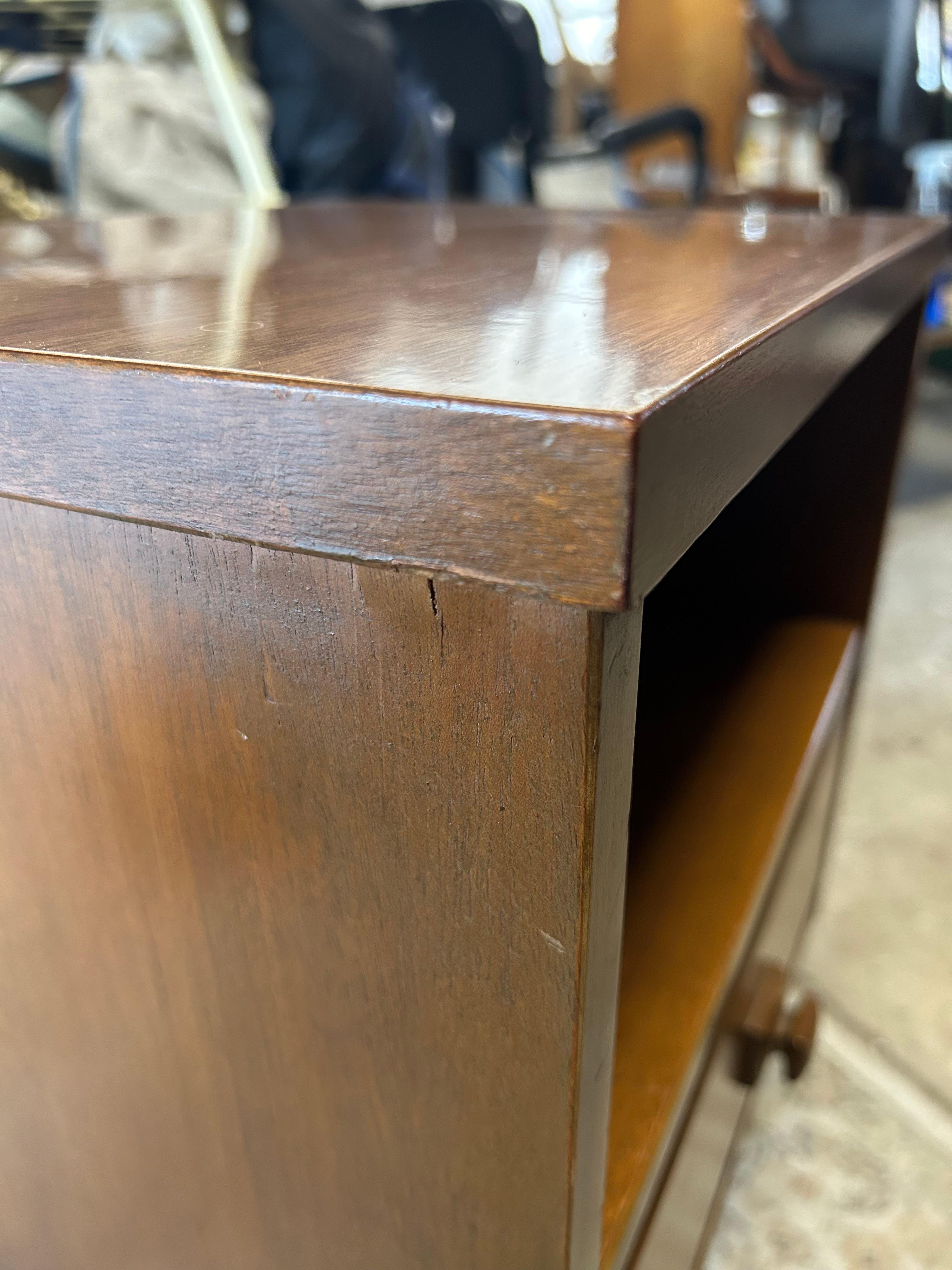 Mid Century Modern Nightstand with Drawer For Sale 8