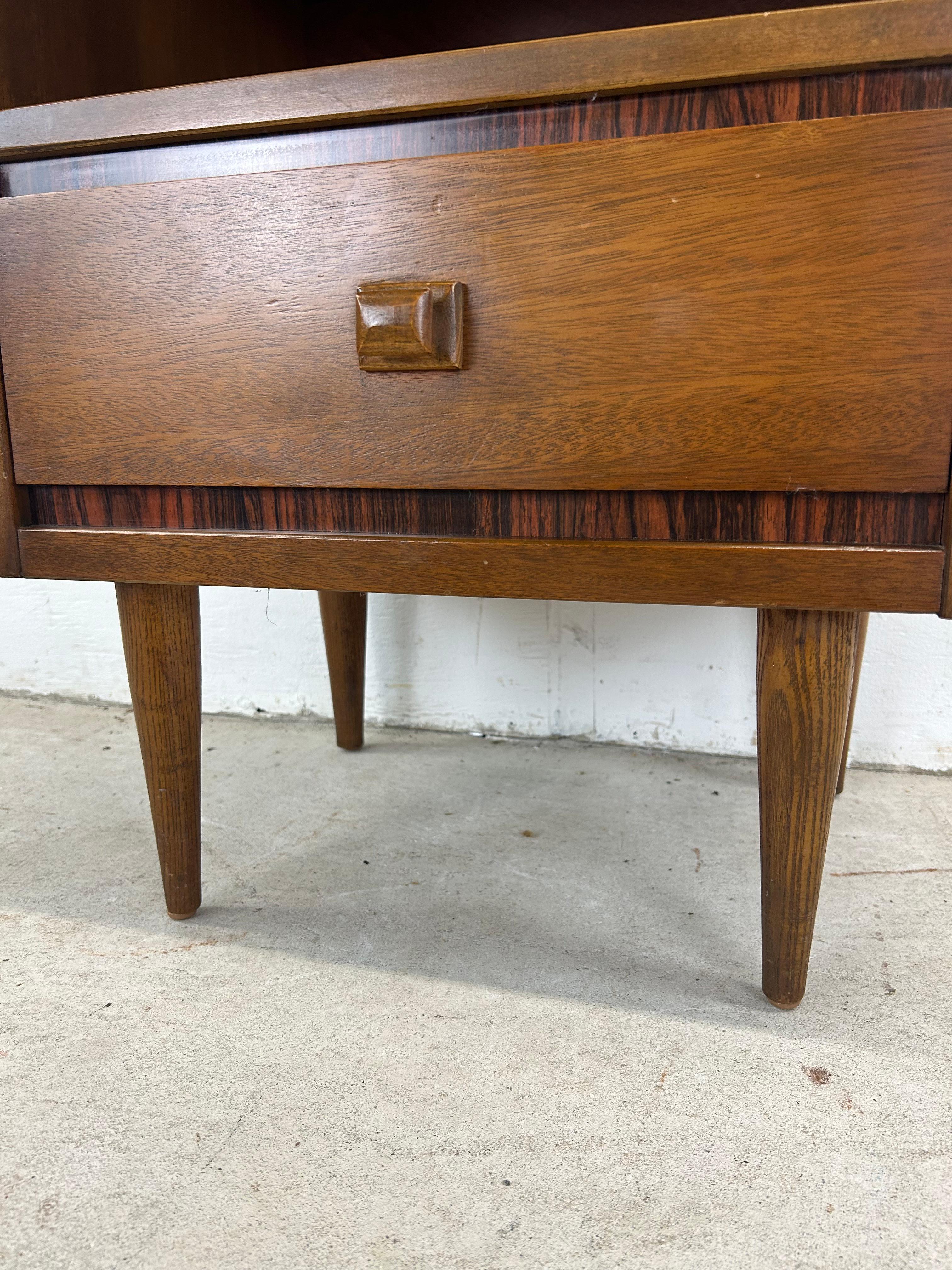 Mid Century Modern Nightstand with Drawer In Good Condition For Sale In Freehold, NJ