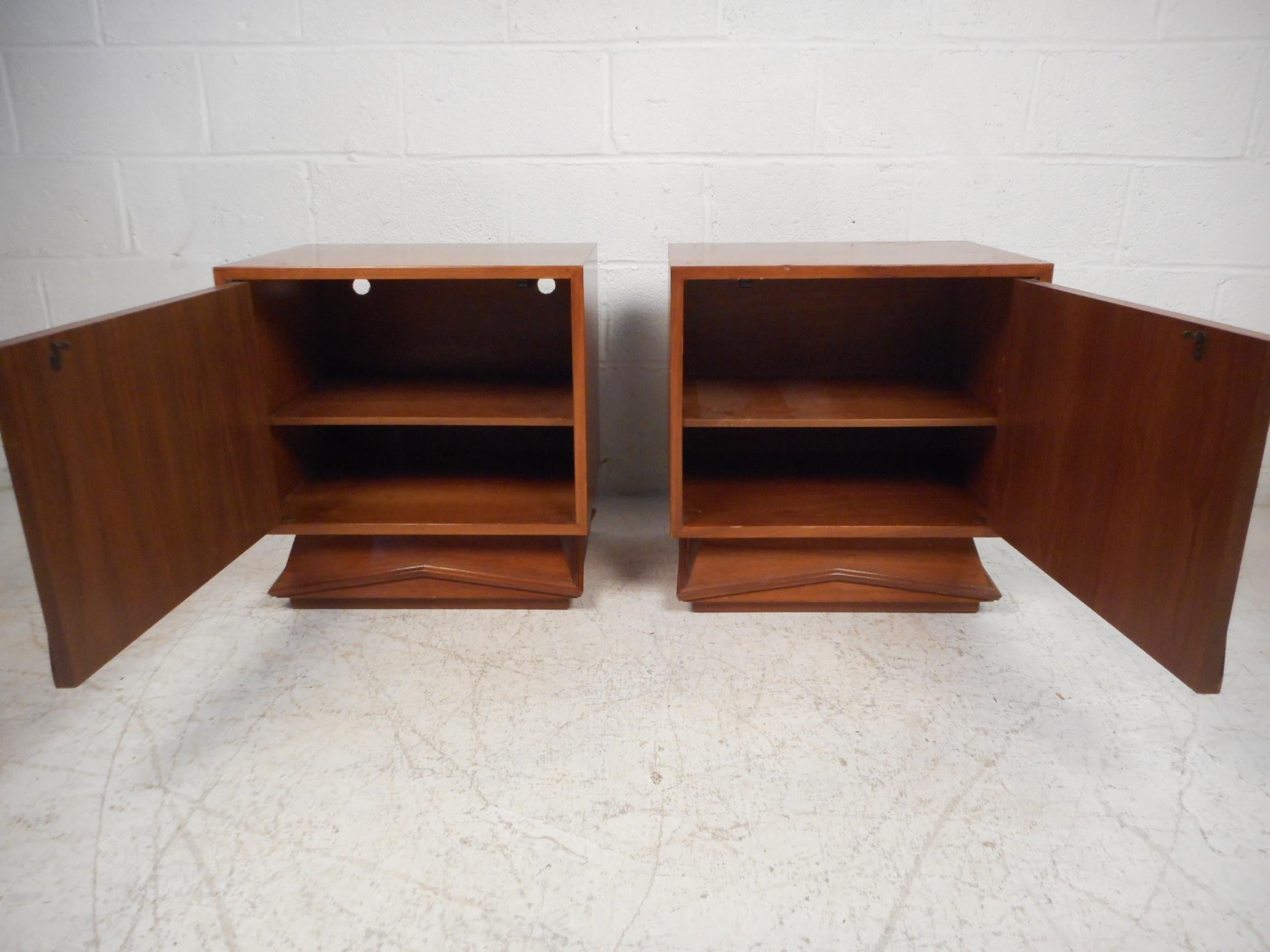 Mid-Century Modern Nightstands, a Pair In Good Condition In Brooklyn, NY