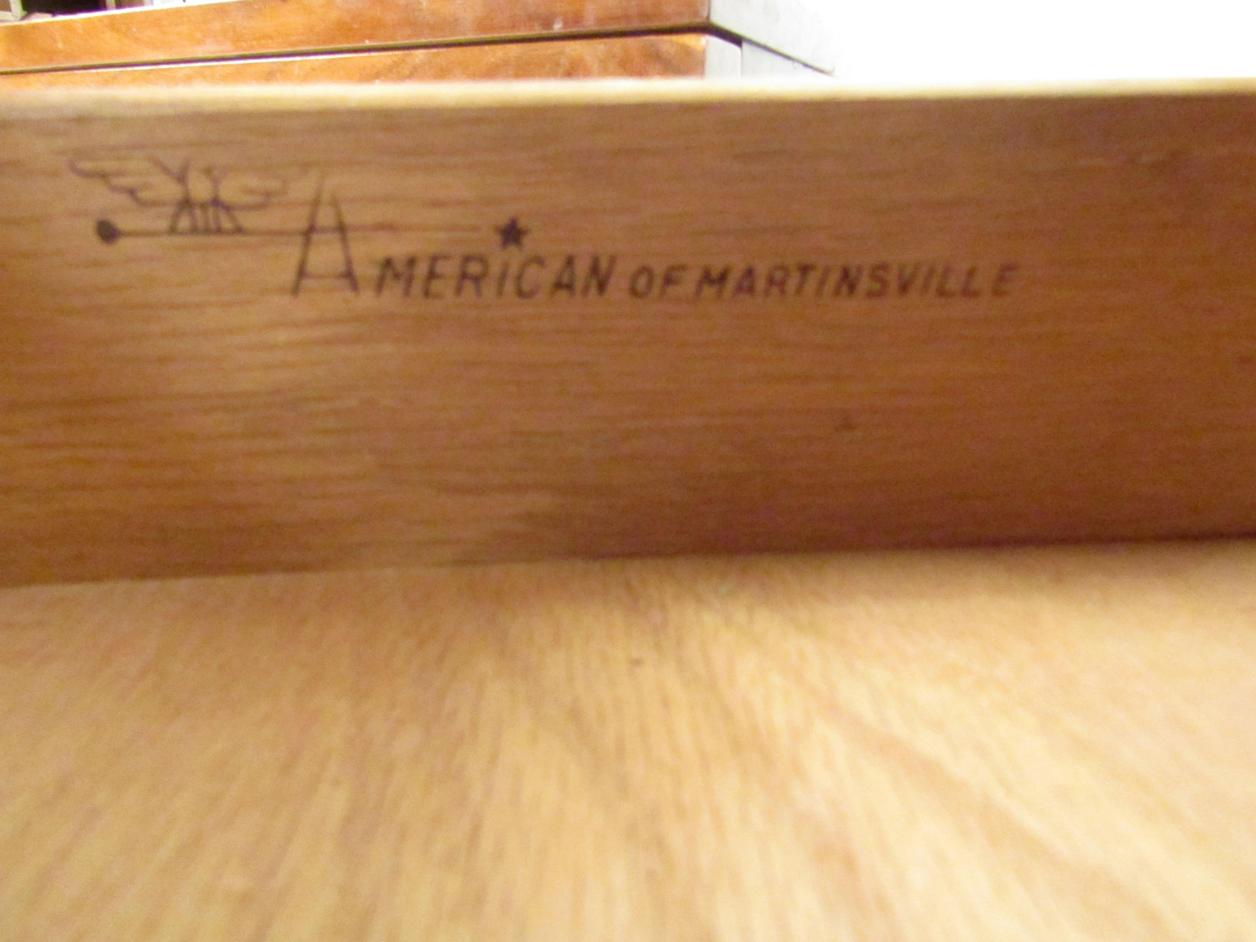Moderne Nachttische aus der Mitte des Jahrhunderts von American of Martinsville, ein Paar (Furnier) im Angebot