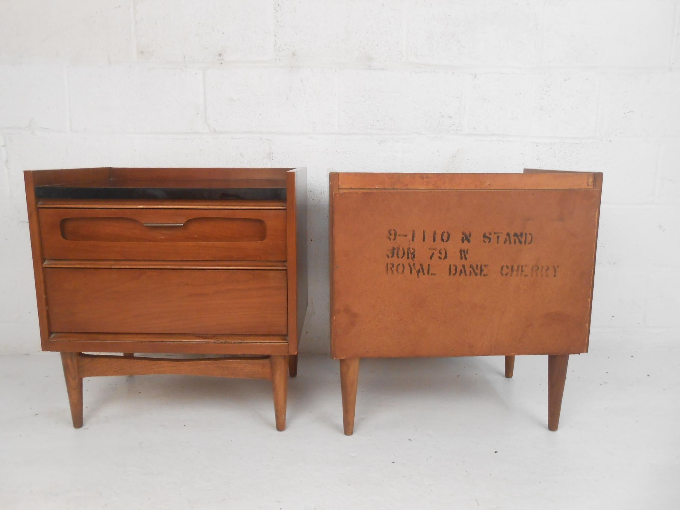 Tables de nuit modernes du milieu du siècle par Bassett Furniture en vente 3