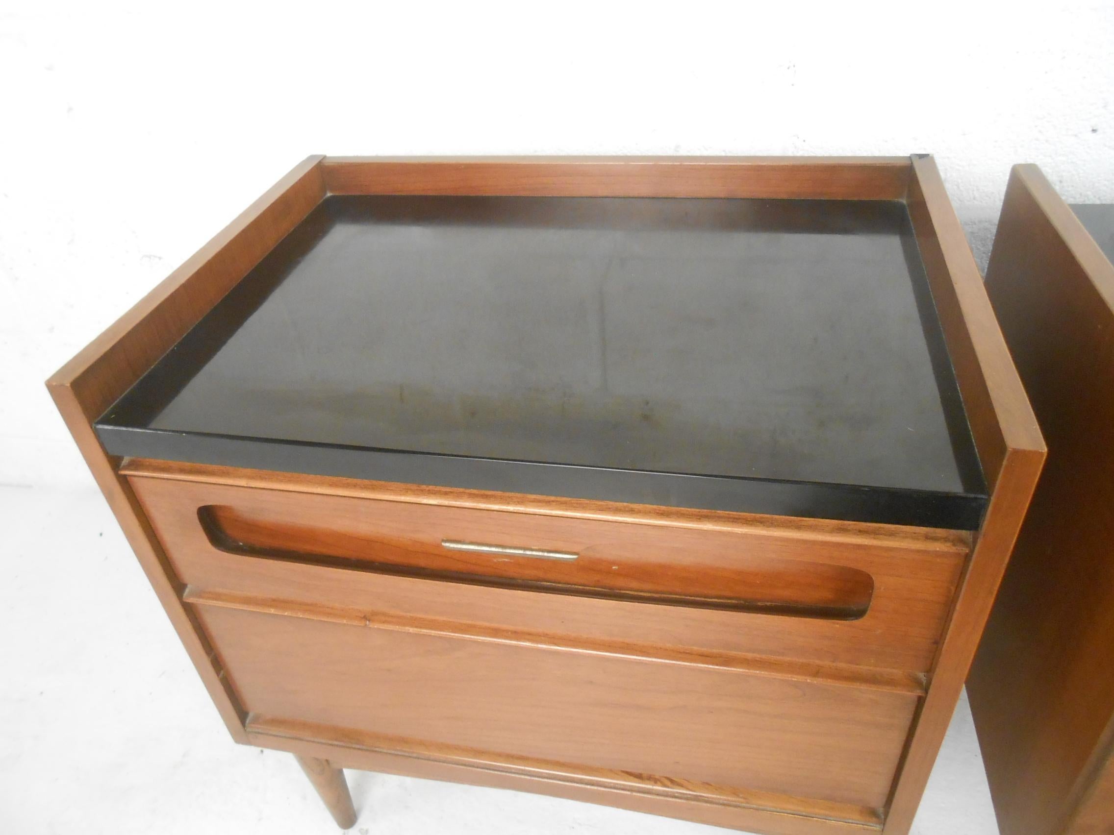 Tables de nuit modernes du milieu du siècle par Bassett Furniture en vente 4