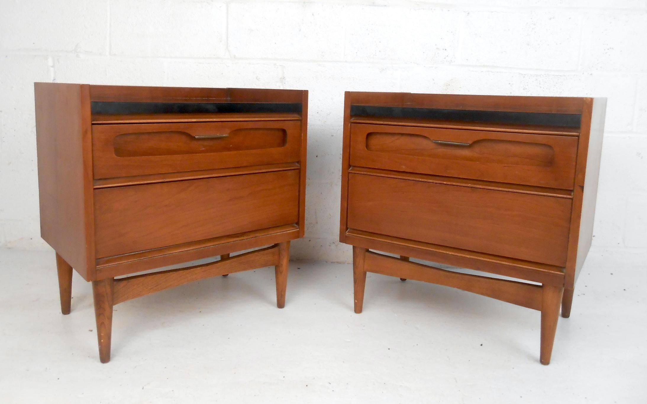 Le design intemporel rencontre la fonction quotidienne. Ces tables de nuit présentent des lignes épurées, des pieds fuselés et une finition noyer chaleureuse - caractéristiques du véritable style moderne du milieu du siècle. Fabriqués par Bassett