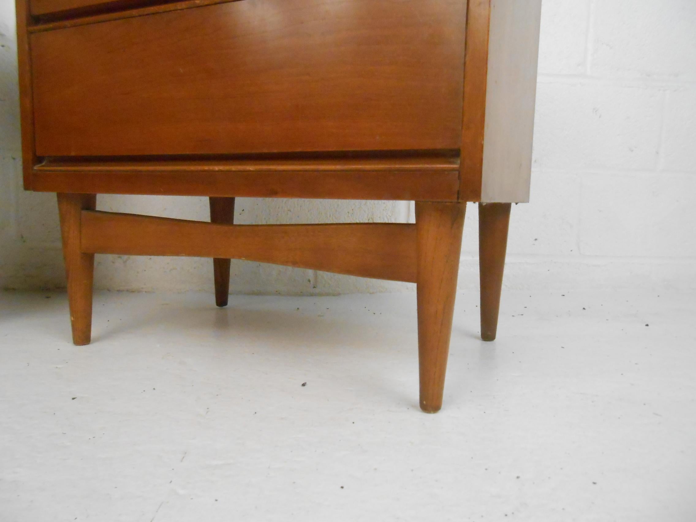 Mid-Century Modern Tables de nuit modernes du milieu du siècle par Bassett Furniture en vente