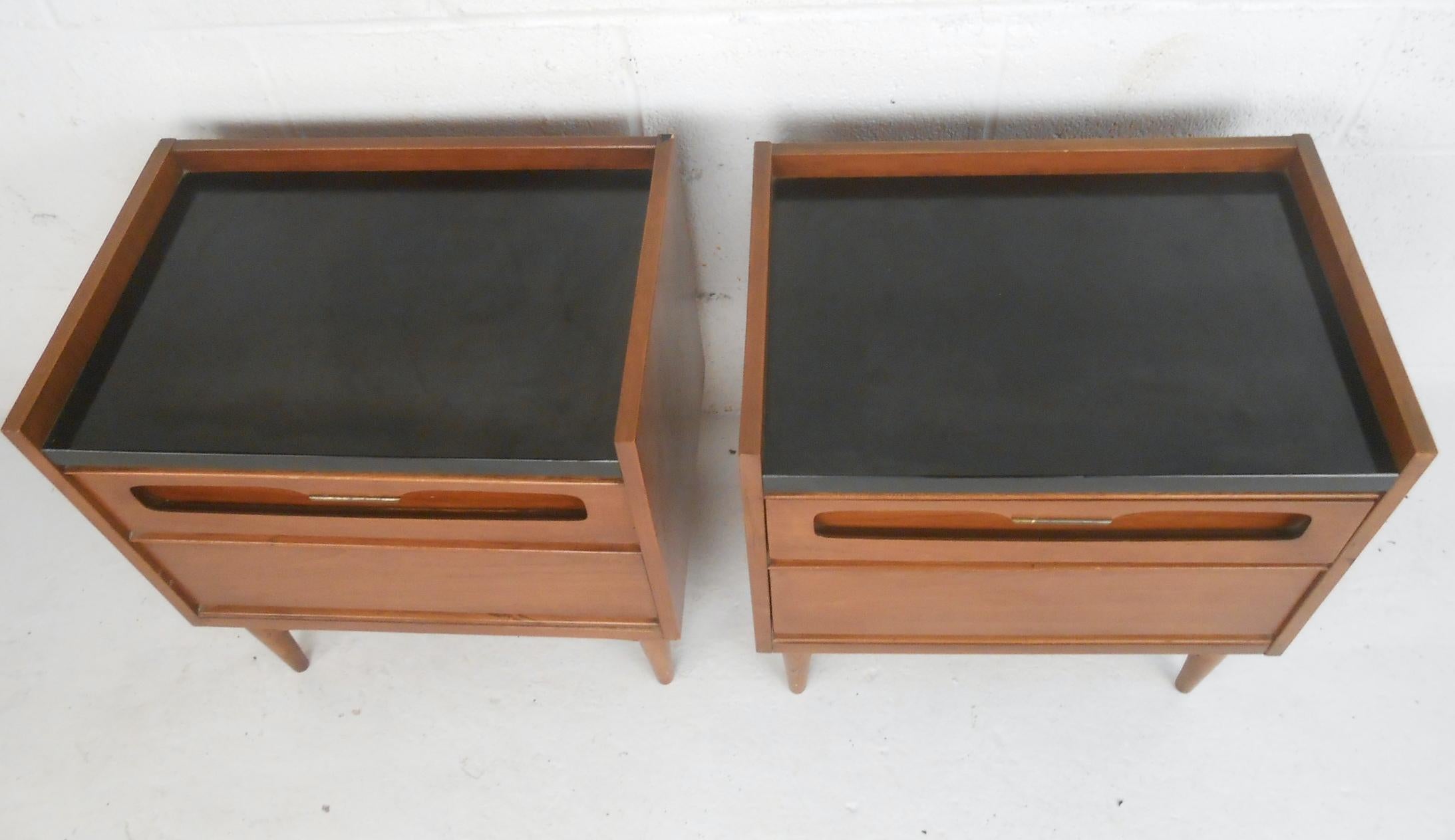 Américain Tables de nuit modernes du milieu du siècle par Bassett Furniture en vente