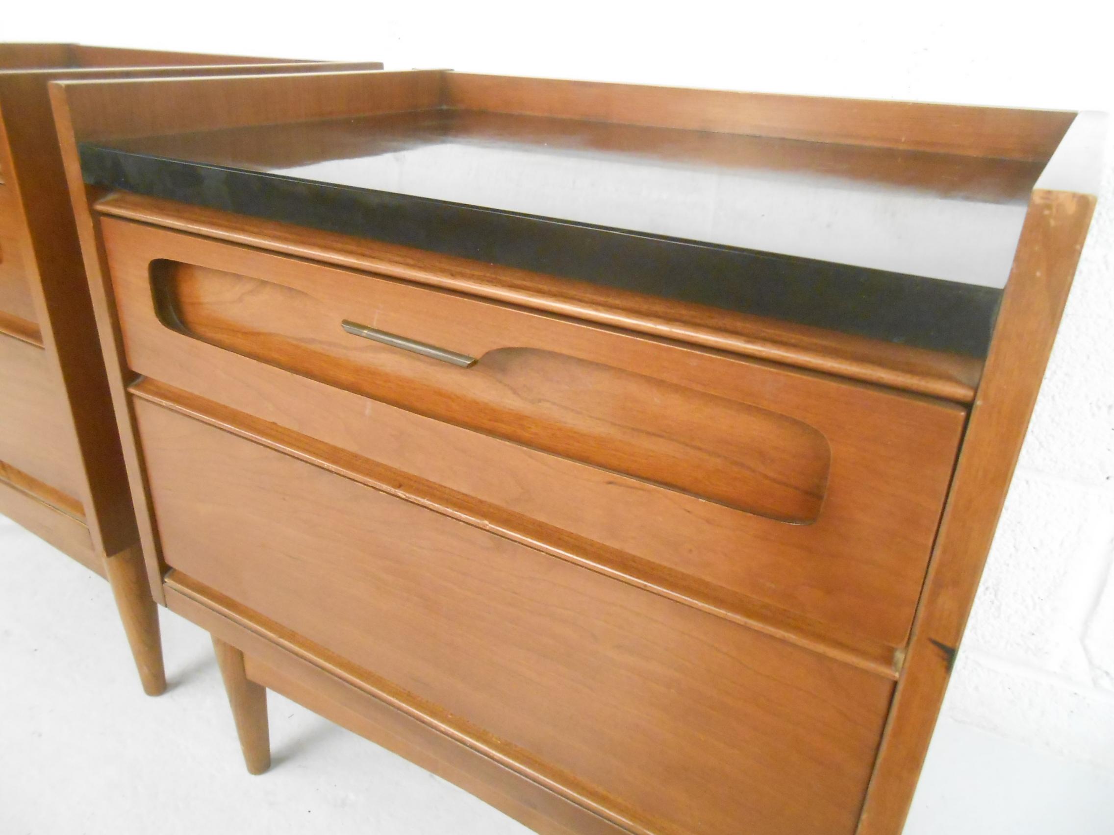 Tables de nuit modernes du milieu du siècle par Bassett Furniture Bon état - En vente à Brooklyn, NY