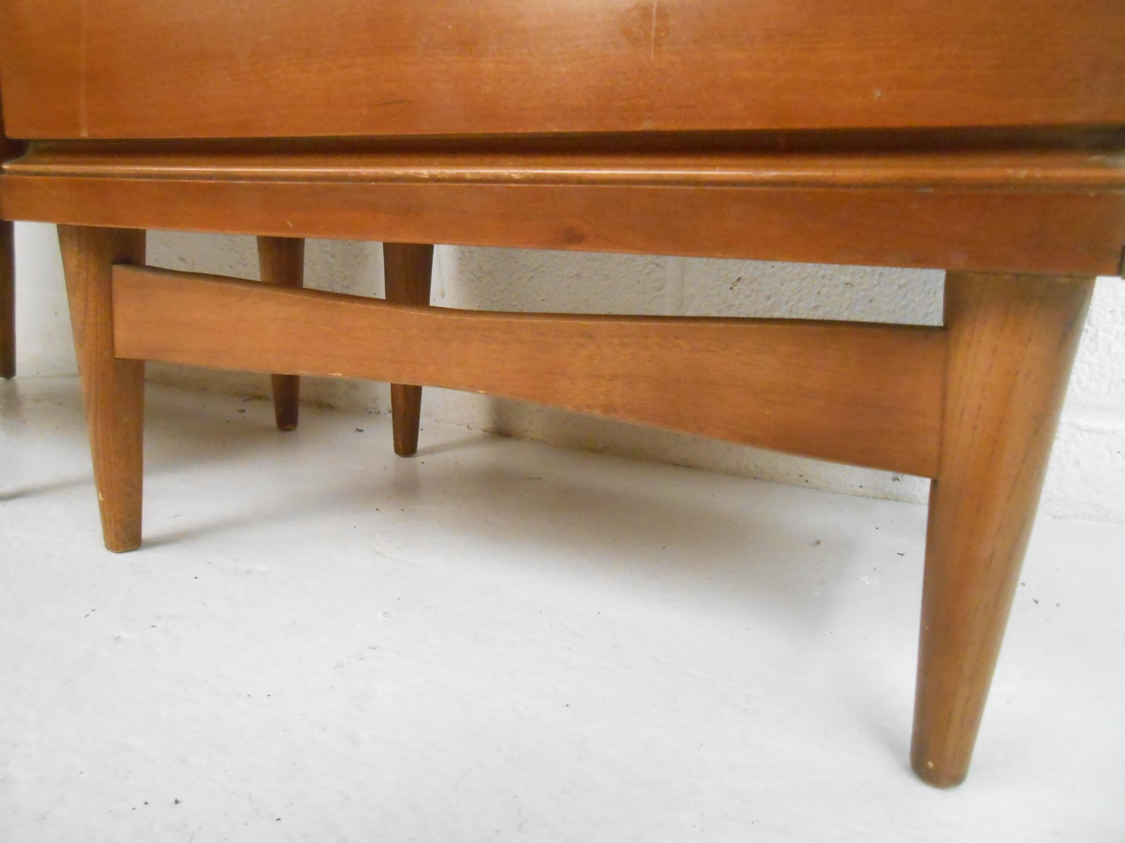 20ième siècle Tables de nuit modernes du milieu du siècle par Bassett Furniture en vente