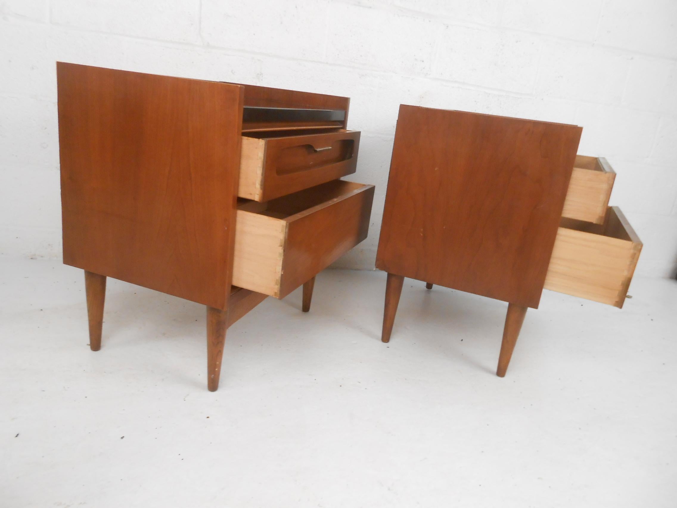 Noyer Tables de nuit modernes du milieu du siècle par Bassett Furniture en vente