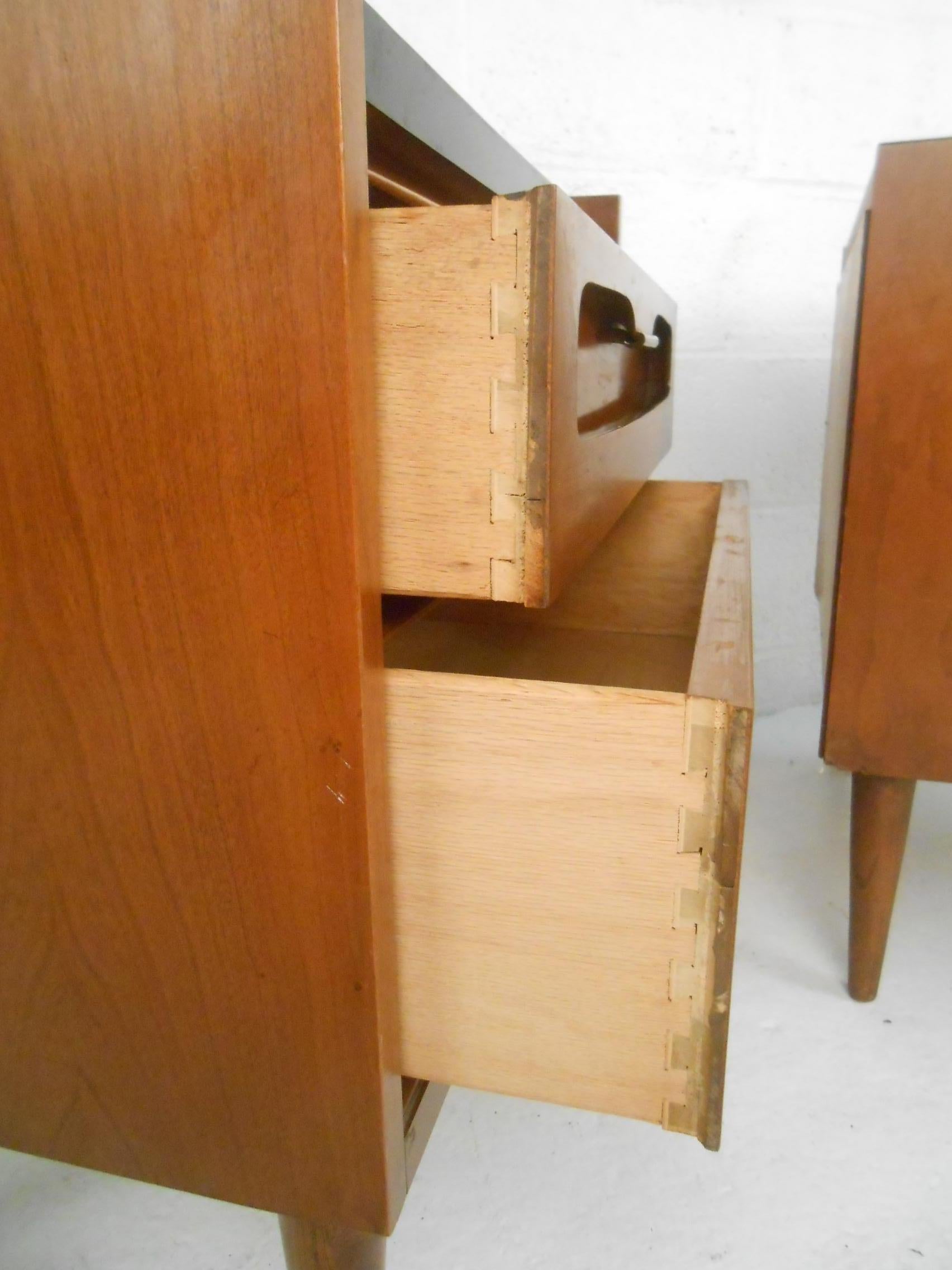 Tables de nuit modernes du milieu du siècle par Bassett Furniture en vente 1