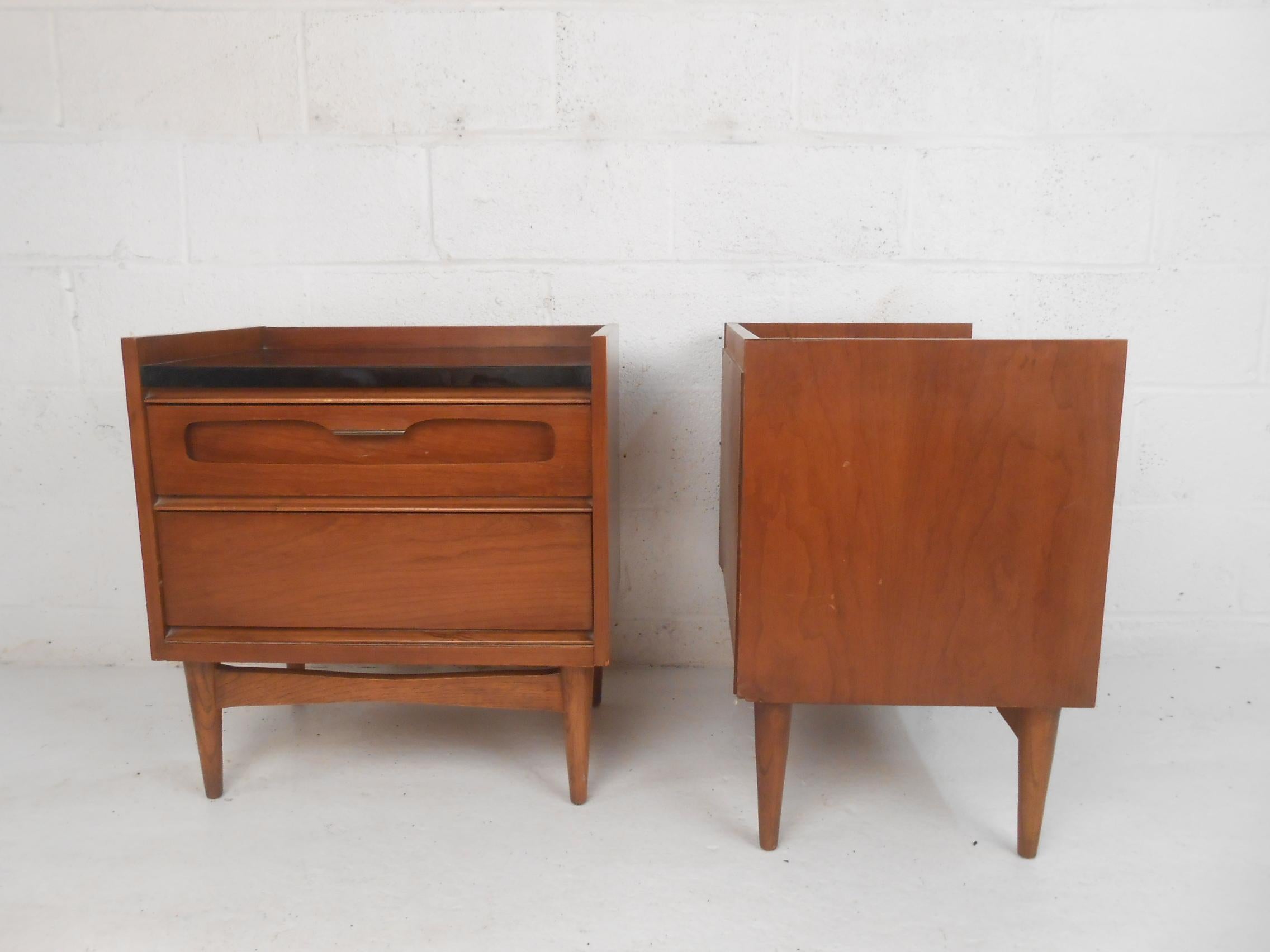 Tables de nuit modernes du milieu du siècle par Bassett Furniture en vente 2