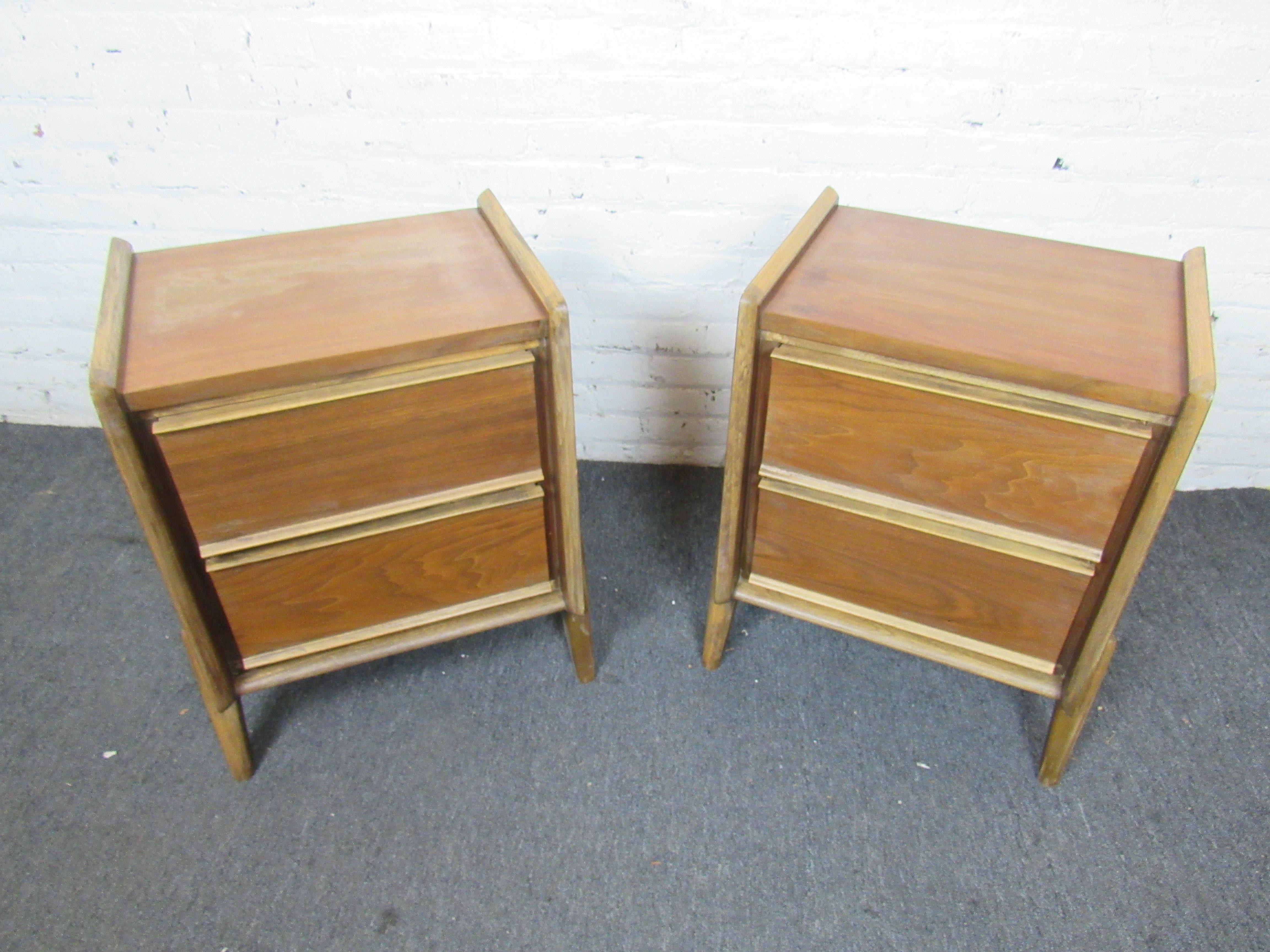 Unique pair of walnut nightstands with two drawers and sculpted legs.

(Please confirm item location - NY or NJ - with dealer).
 
