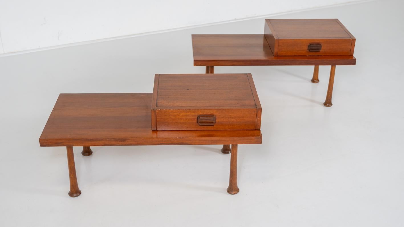 Mid-Century Modern Nachttisch/Beistelltisch, Holz, Italien, 1960er (Mitte des 20. Jahrhunderts) im Angebot