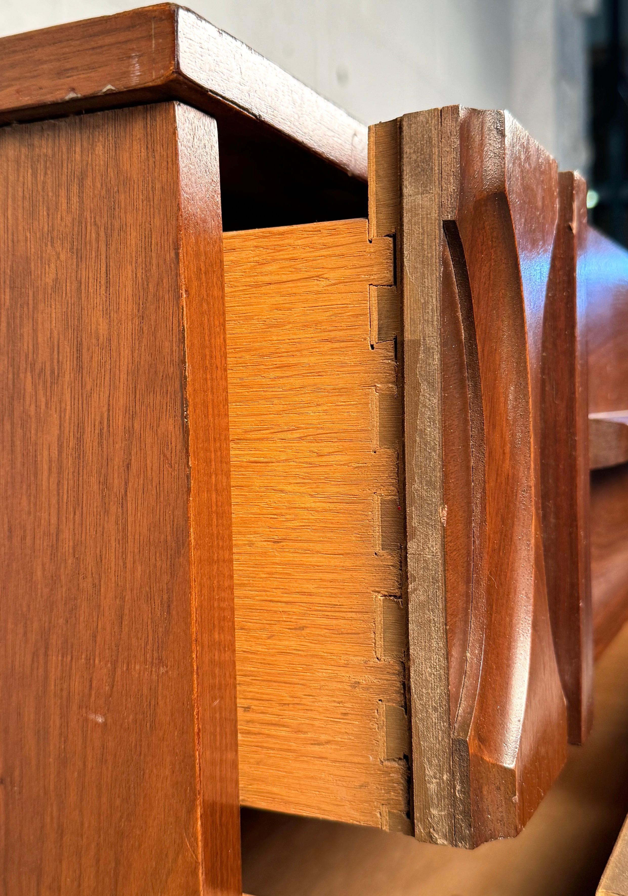 Mid-Century Modern Neun Schubladen Kommode im Angebot 4