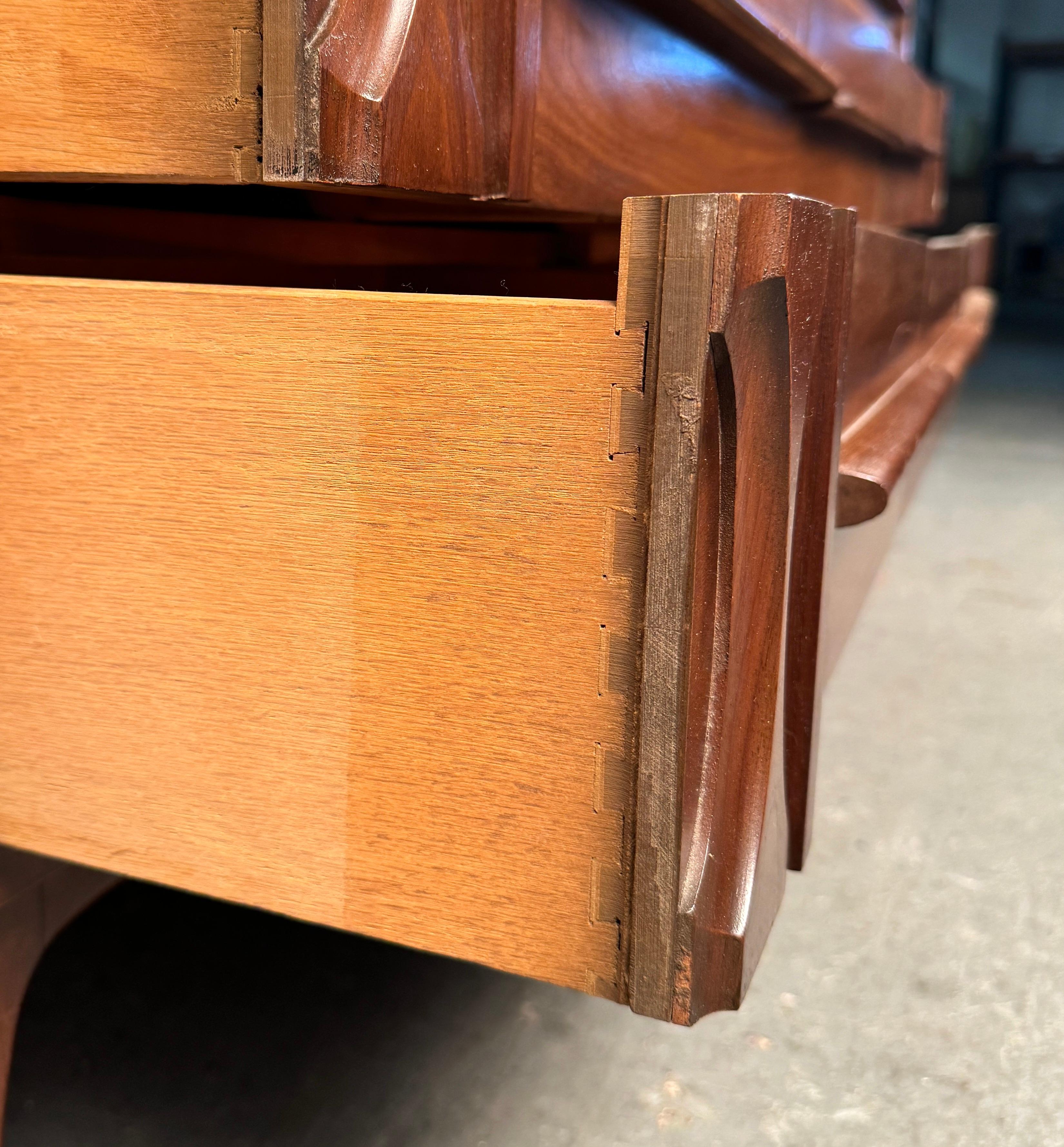Mid-Century Modern Neun Schubladen Kommode im Angebot 5
