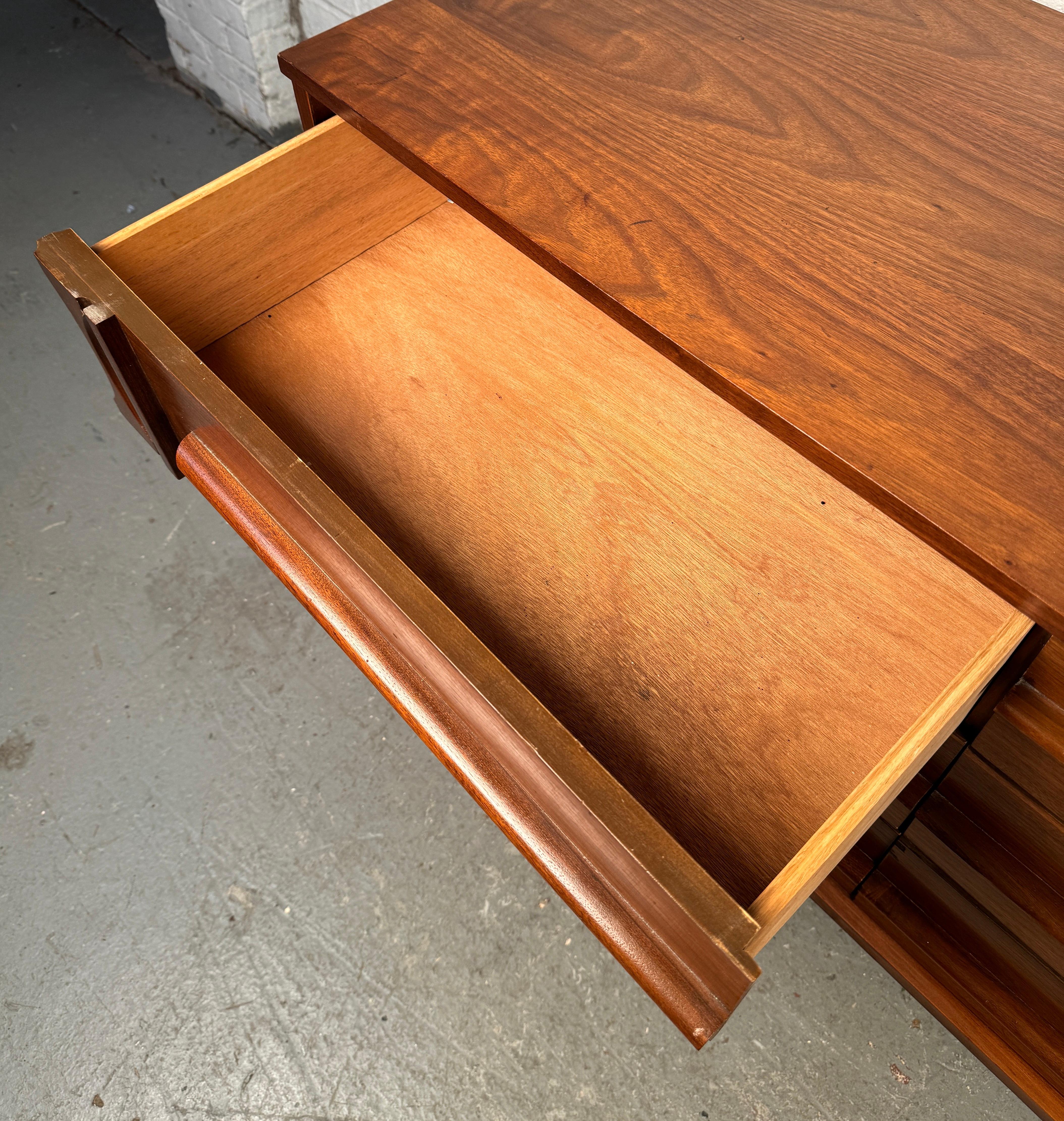 Mid-Century Modern Neun Schubladen Kommode im Angebot 6
