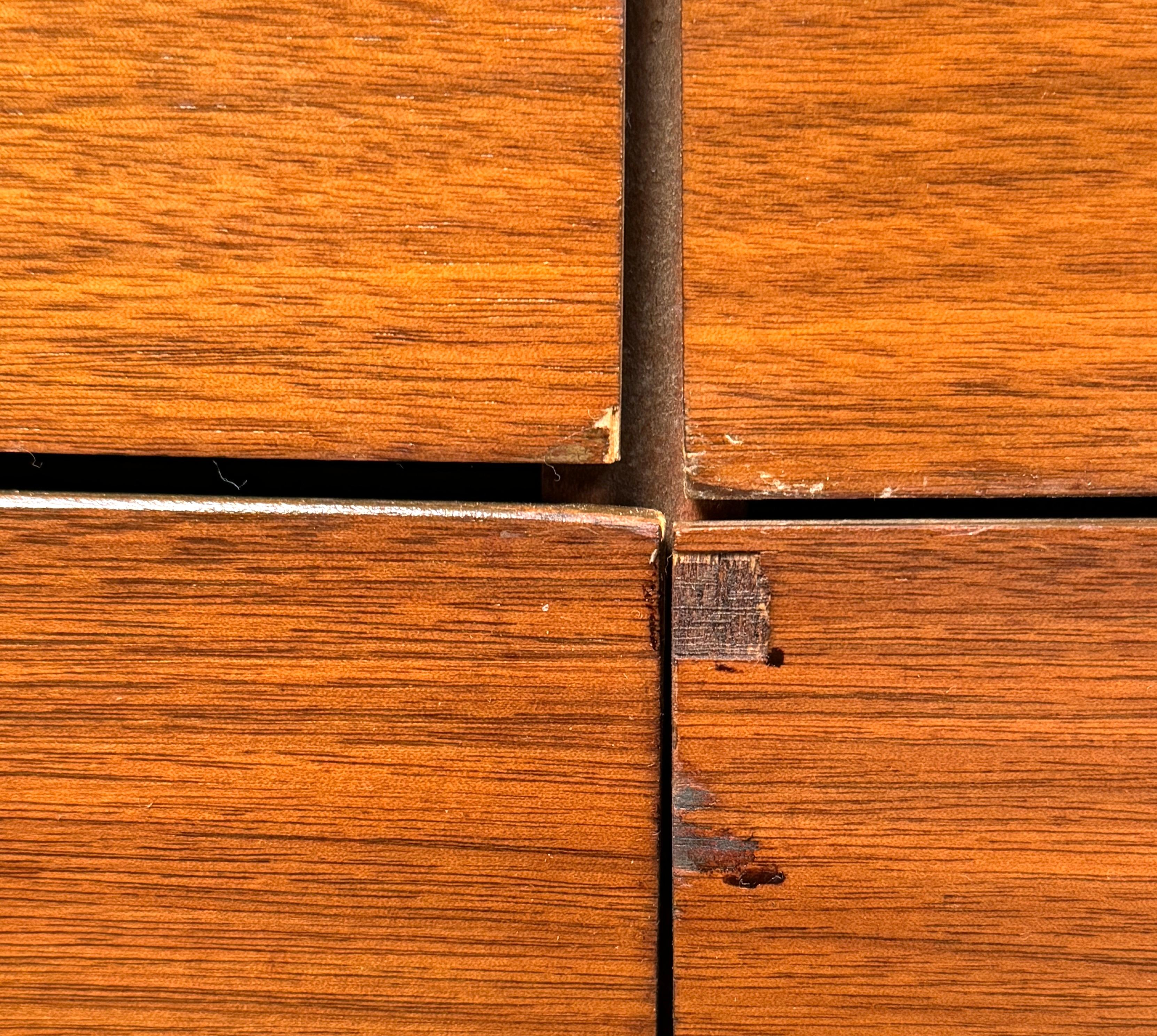 Mid-Century Modern Neun Schubladen Kommode im Angebot 7