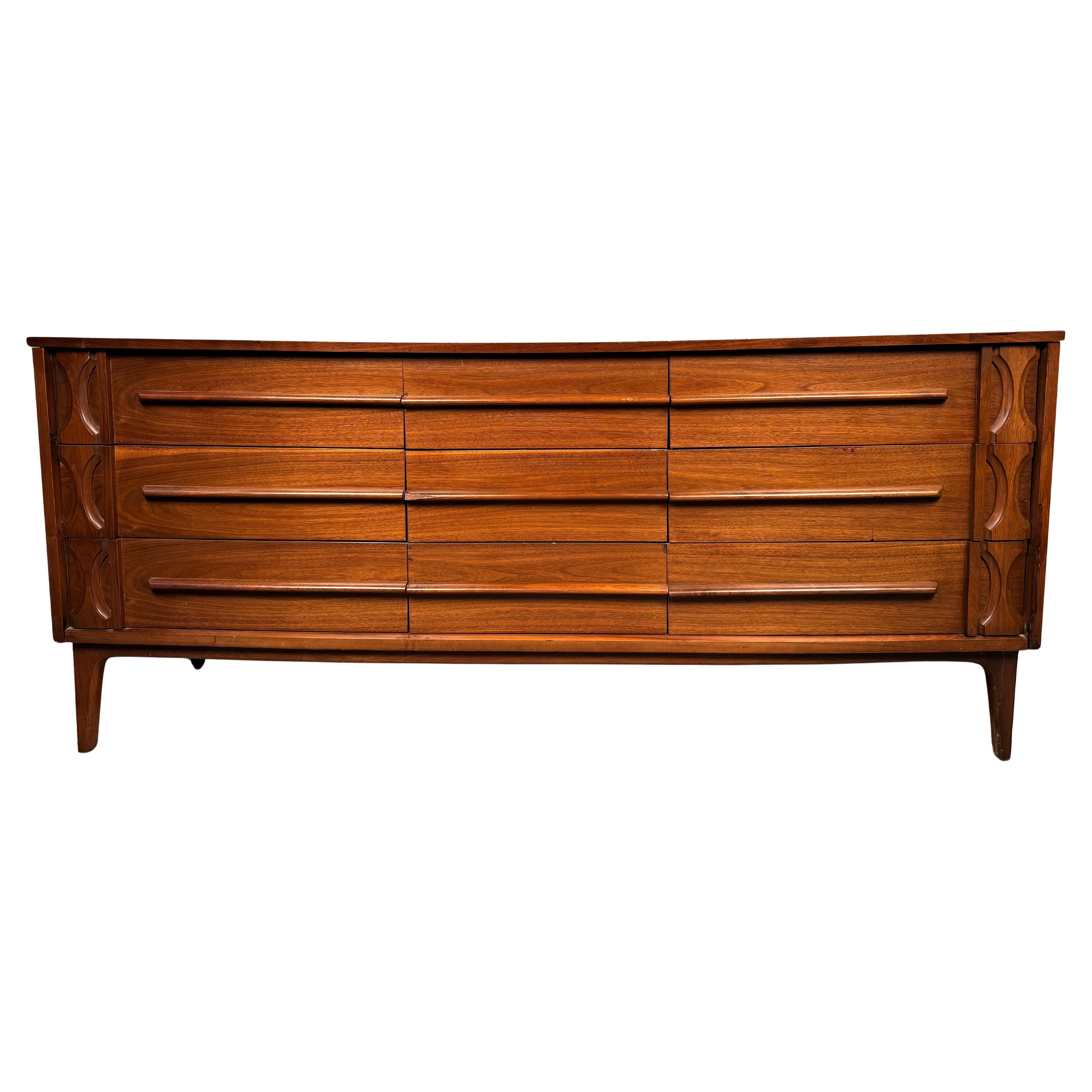 Diese wunderschön gearbeitete Kommode aus der Mitte des Jahrhunderts verleiht Ihrem Raum ikonischen Stil und intelligenten Stauraum. Mit den klaren Linien, den spitz zulaufenden Beinen und der zurückhaltenden Eleganz, die das moderne Design der
