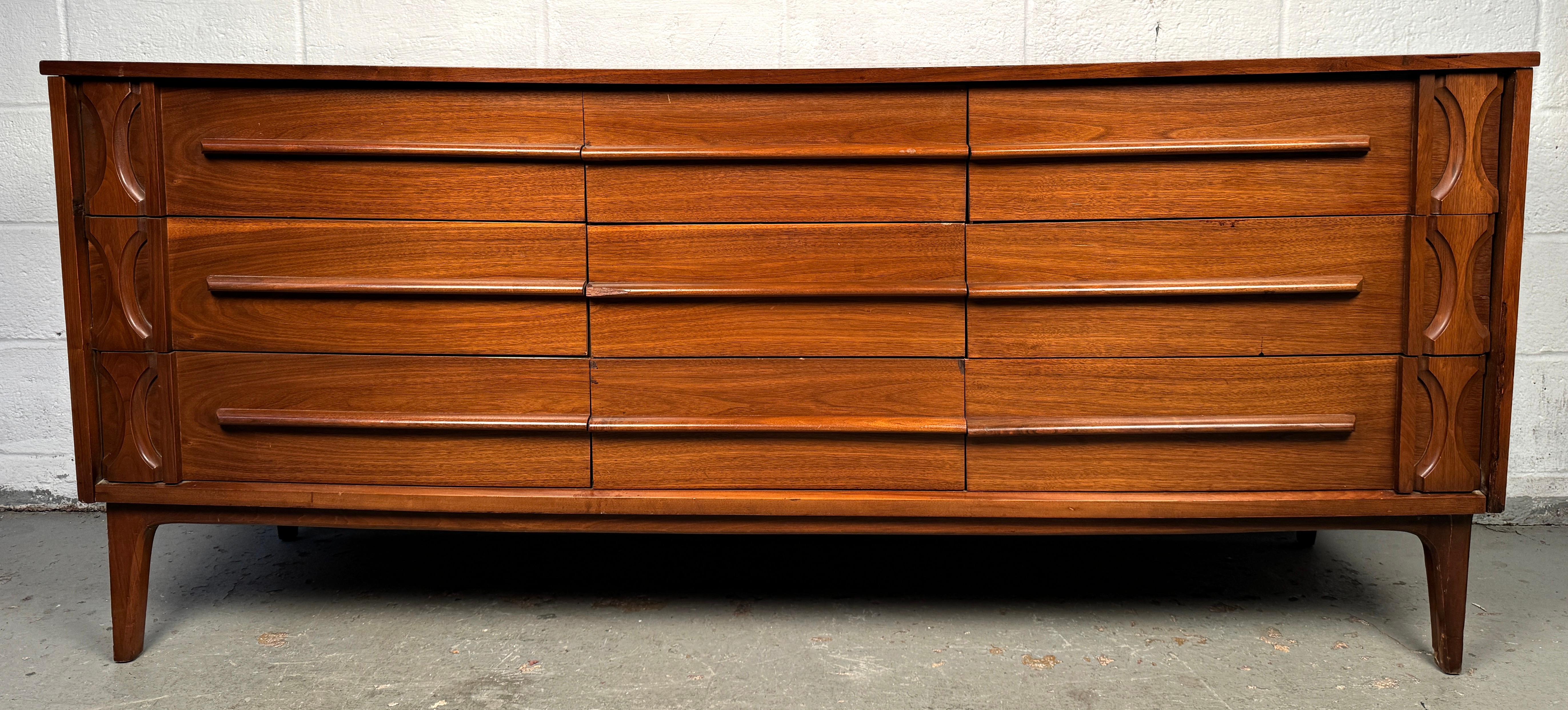 Mid-Century Modern Neun Schubladen Kommode (Moderne der Mitte des Jahrhunderts) im Angebot