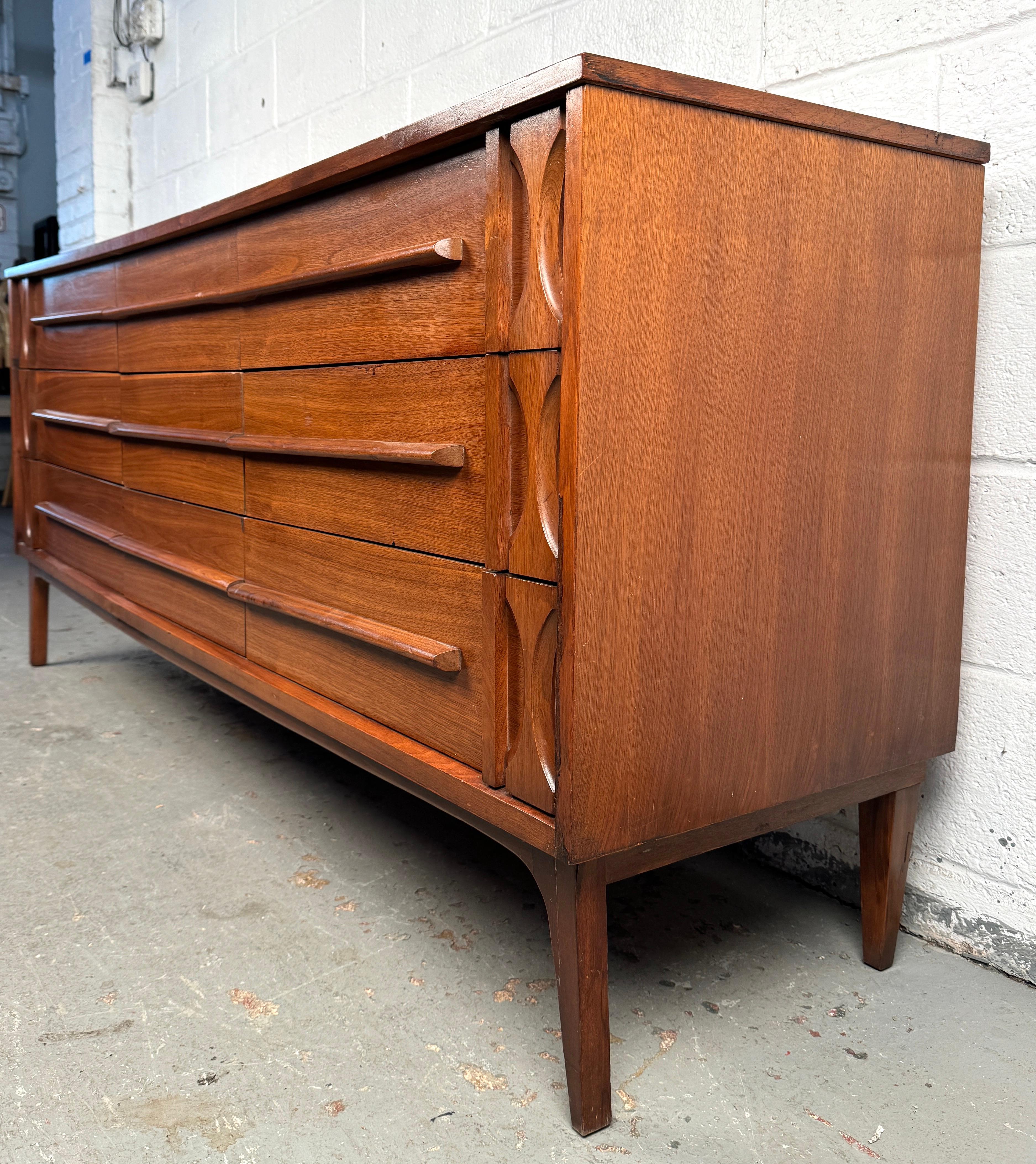 Mid-Century Modern Neun Schubladen Kommode (20. Jahrhundert) im Angebot