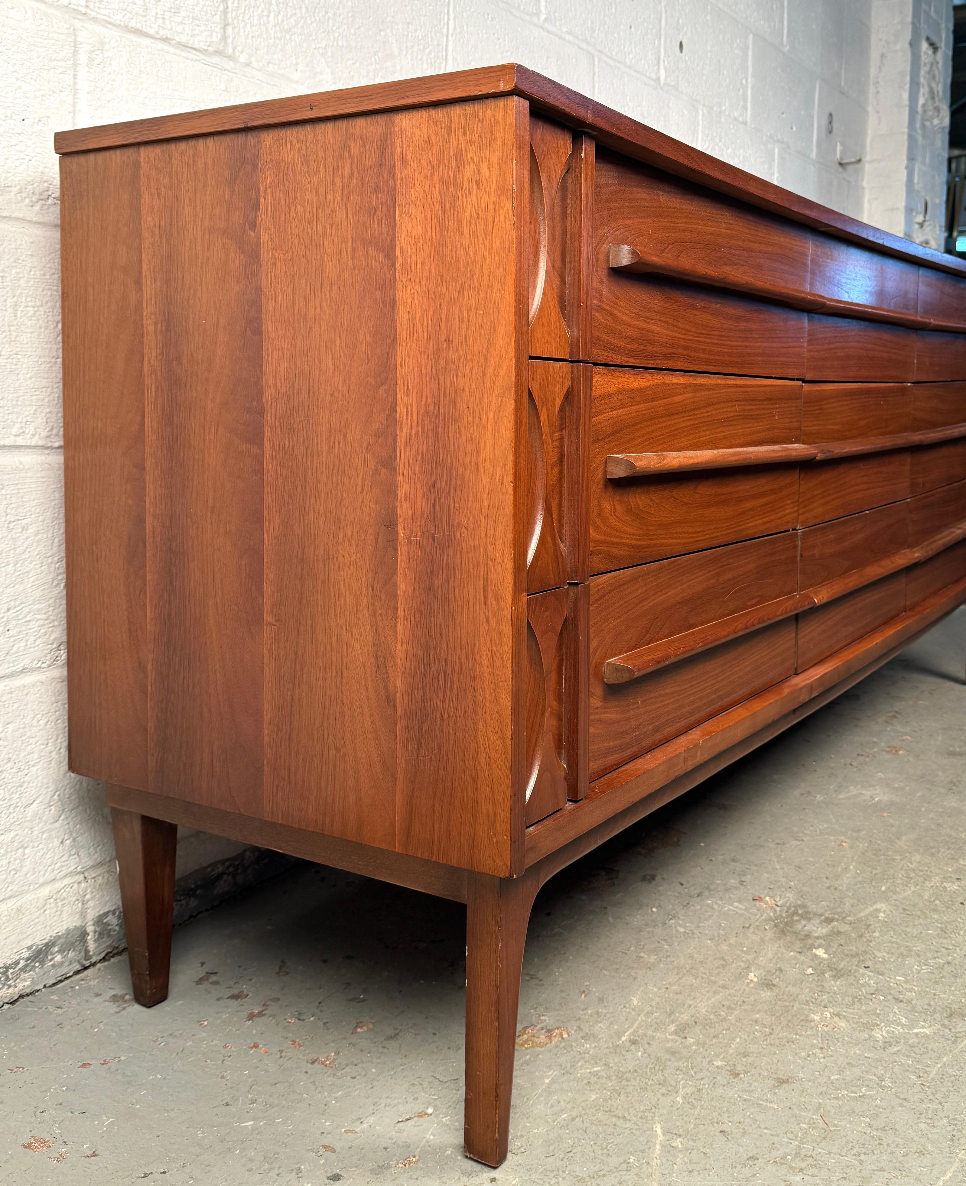 Mid-Century Modern Neun Schubladen Kommode (Holz) im Angebot