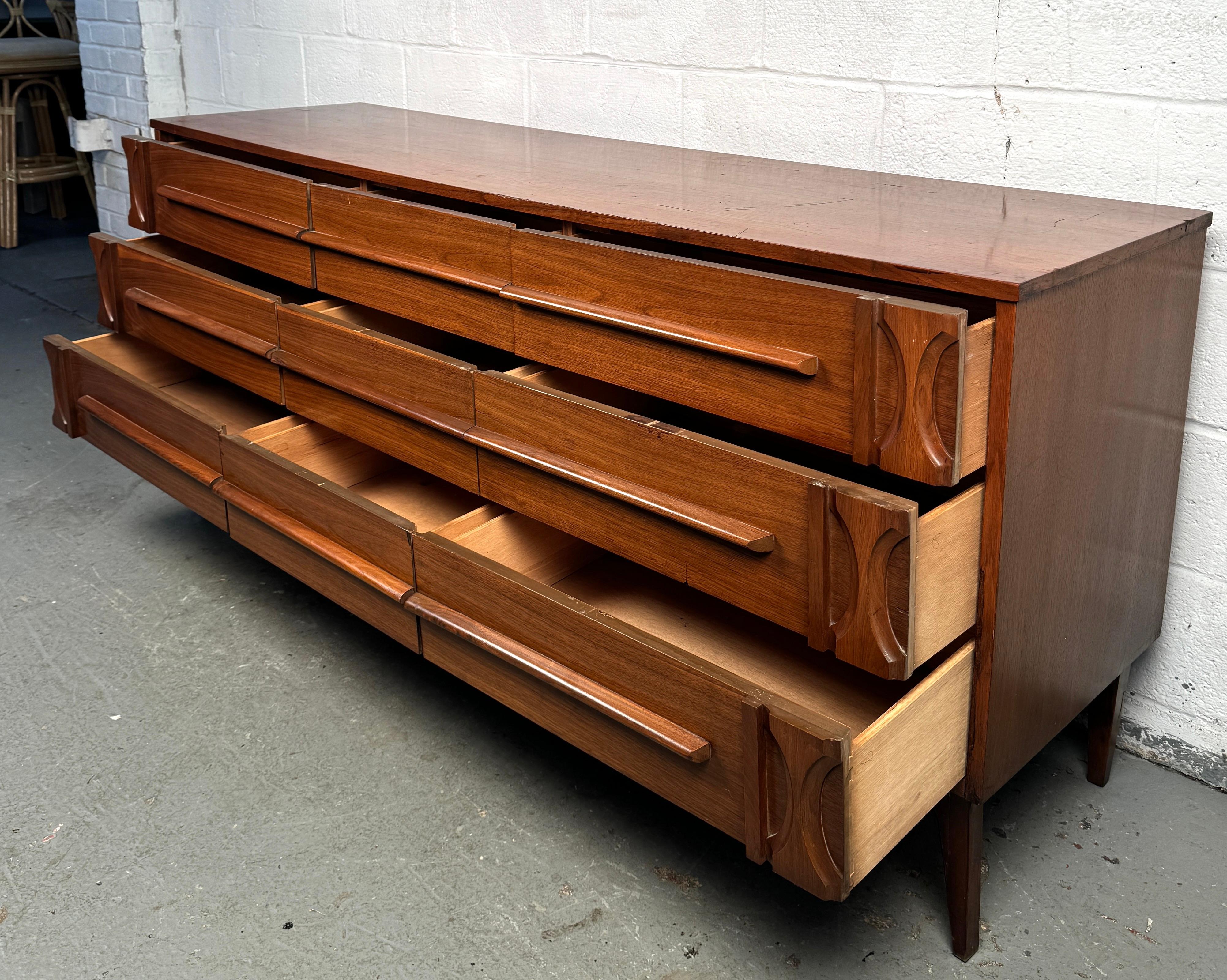Mid-Century Modern Neun Schubladen Kommode im Angebot 2