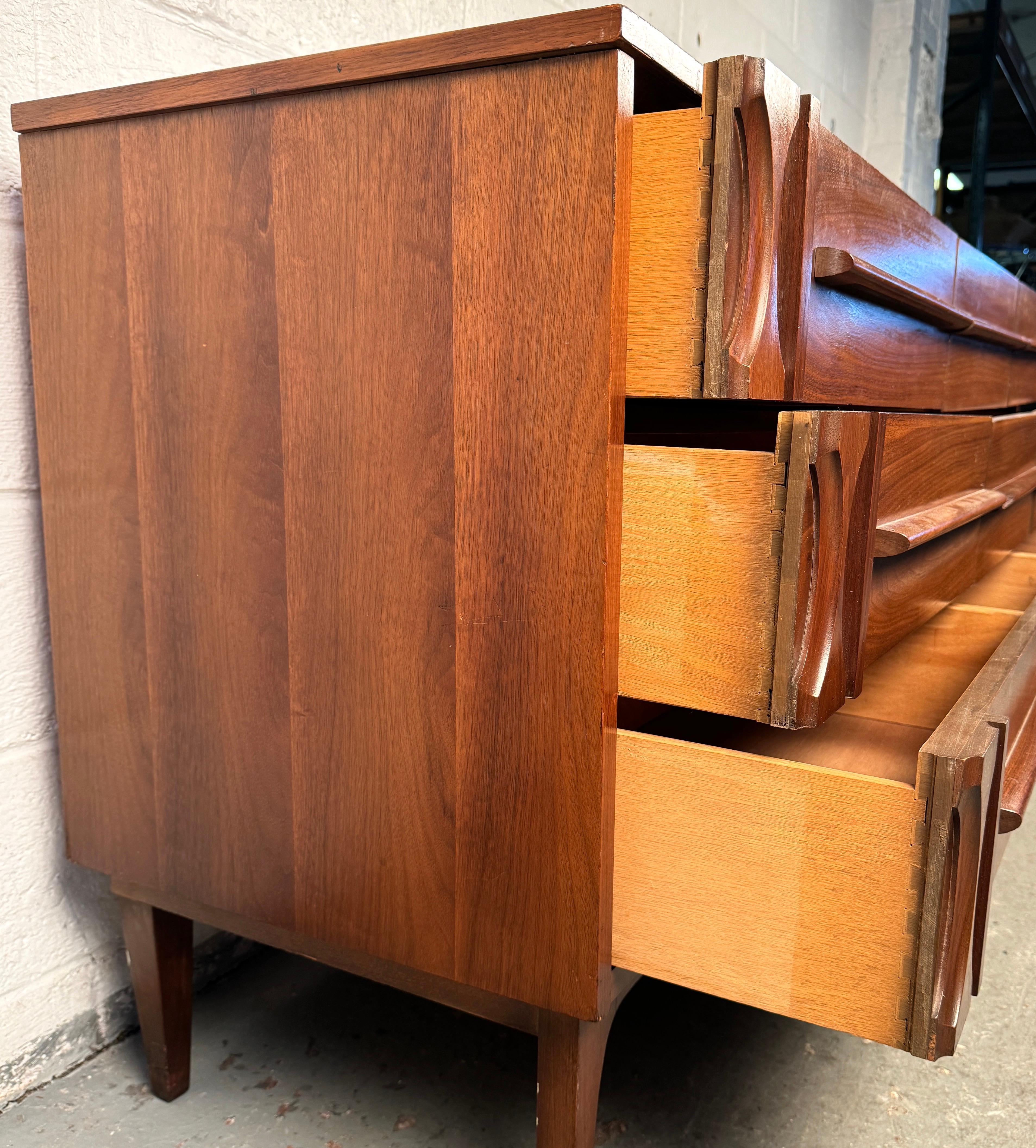Mid-Century Modern Neun Schubladen Kommode im Angebot 3