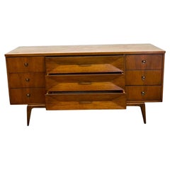 Comò o credenza a nove cassetti in stile Mid-Century Modern con cassetti sfaccettati a diamante.