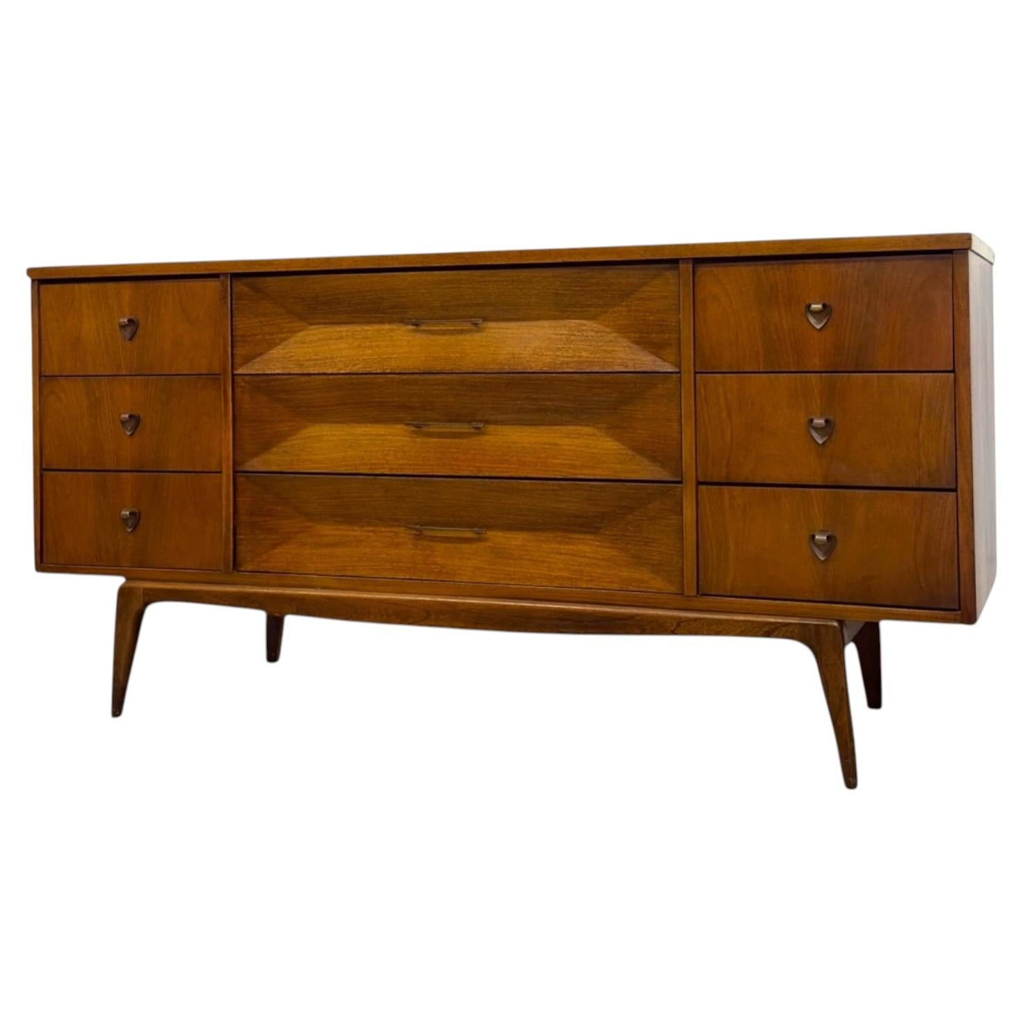 Mid-Century Modern Neun-Schubladen-Kommode oder Credenza mit diamantgefassten Schubladen. im Angebot