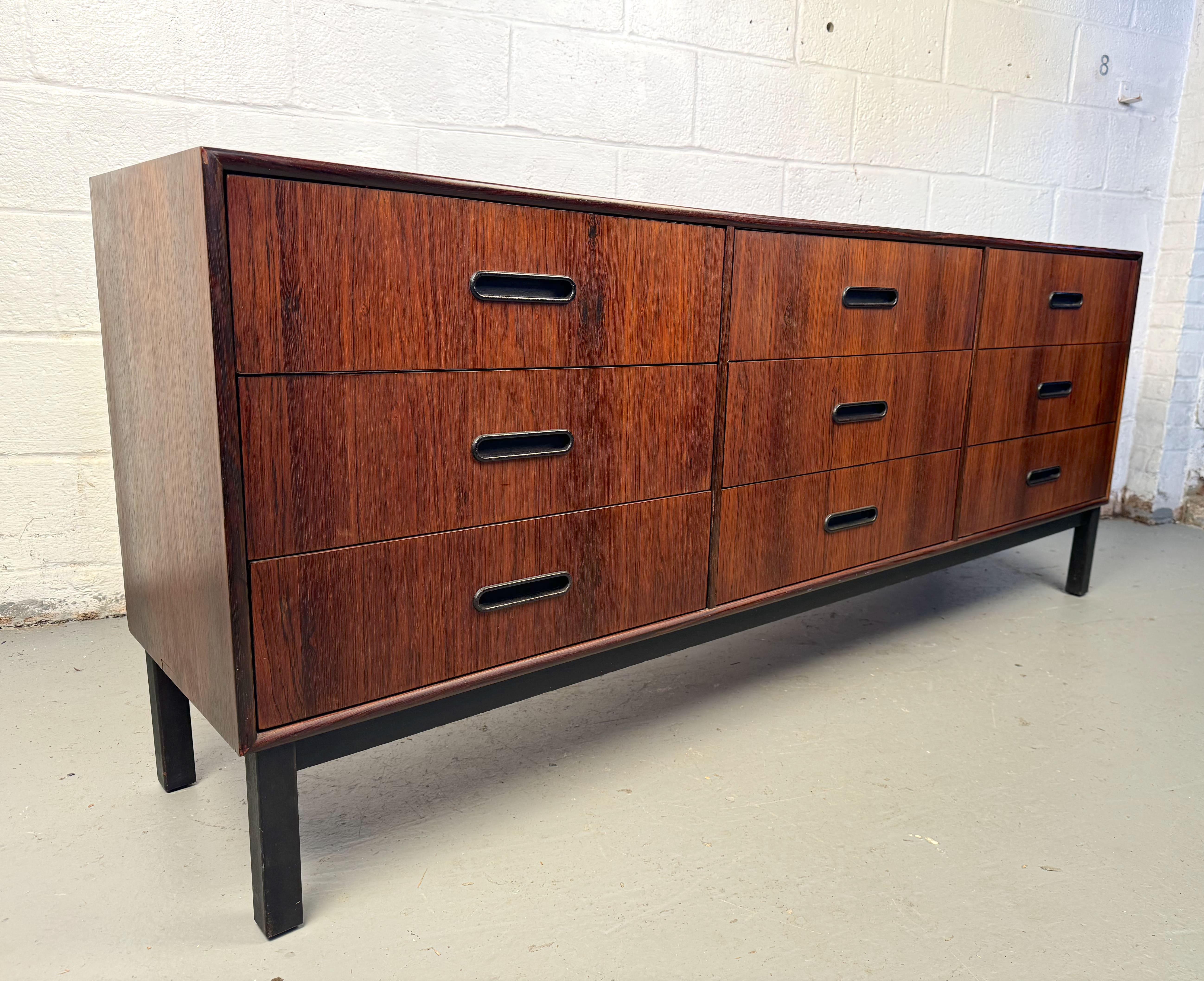 Mid-Century Modern Nine Drawer Rosewood Dresser In Good Condition In Brooklyn, NY