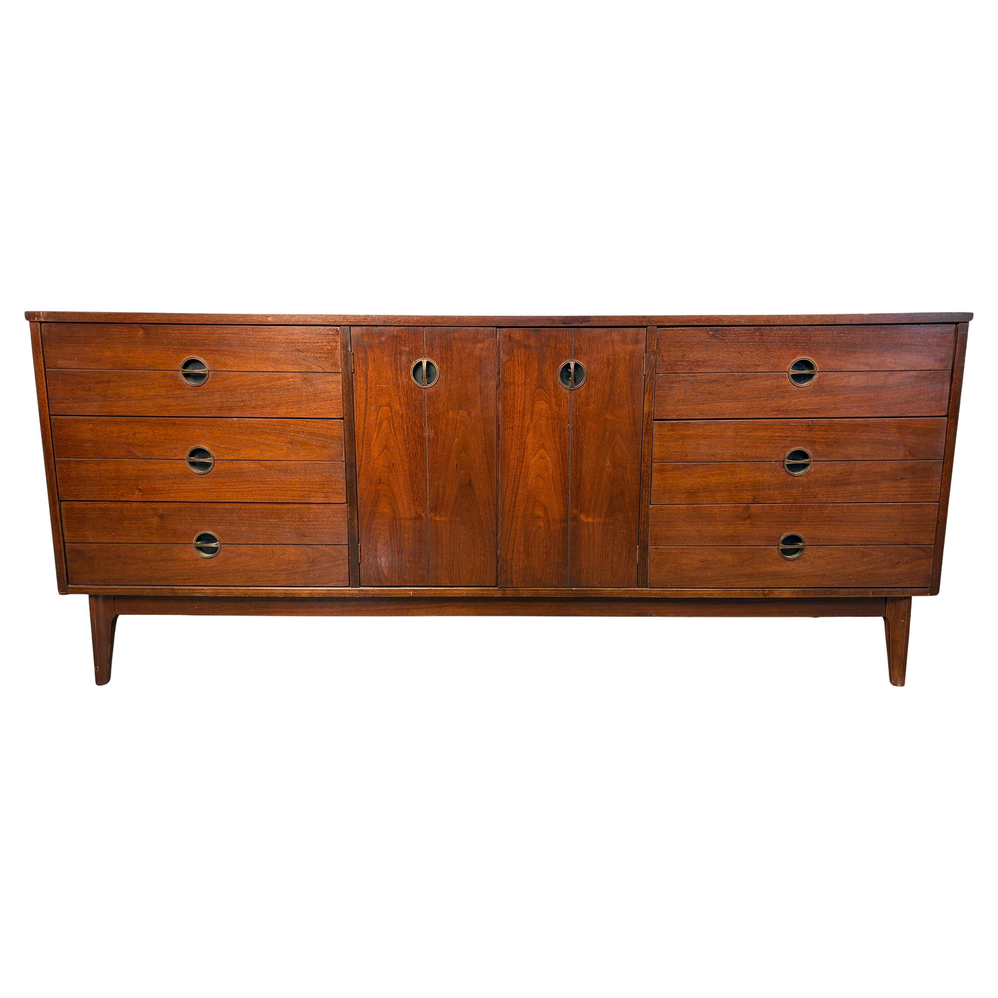 Mid-Century Modern Neun Schubladen Nussbaum Kommode