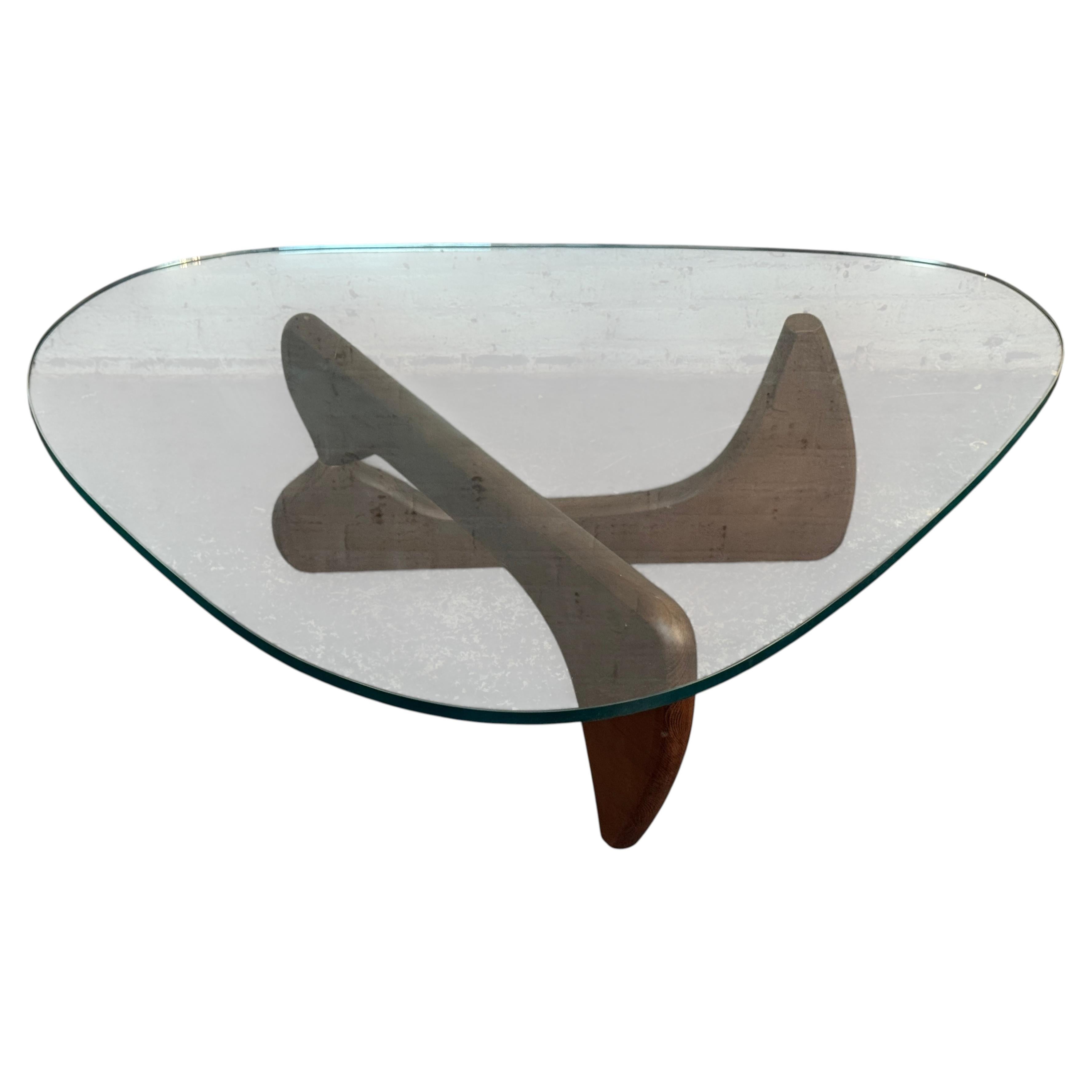 Table basse de style Noguchi « Mid-Century Modern » avec plateau en verre