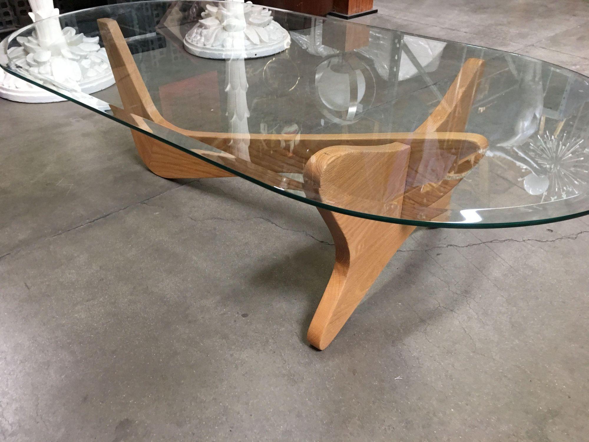 Mid-Century Modern Noguchi Style Oval Glass Coffee Table In Excellent Condition In Van Nuys, CA