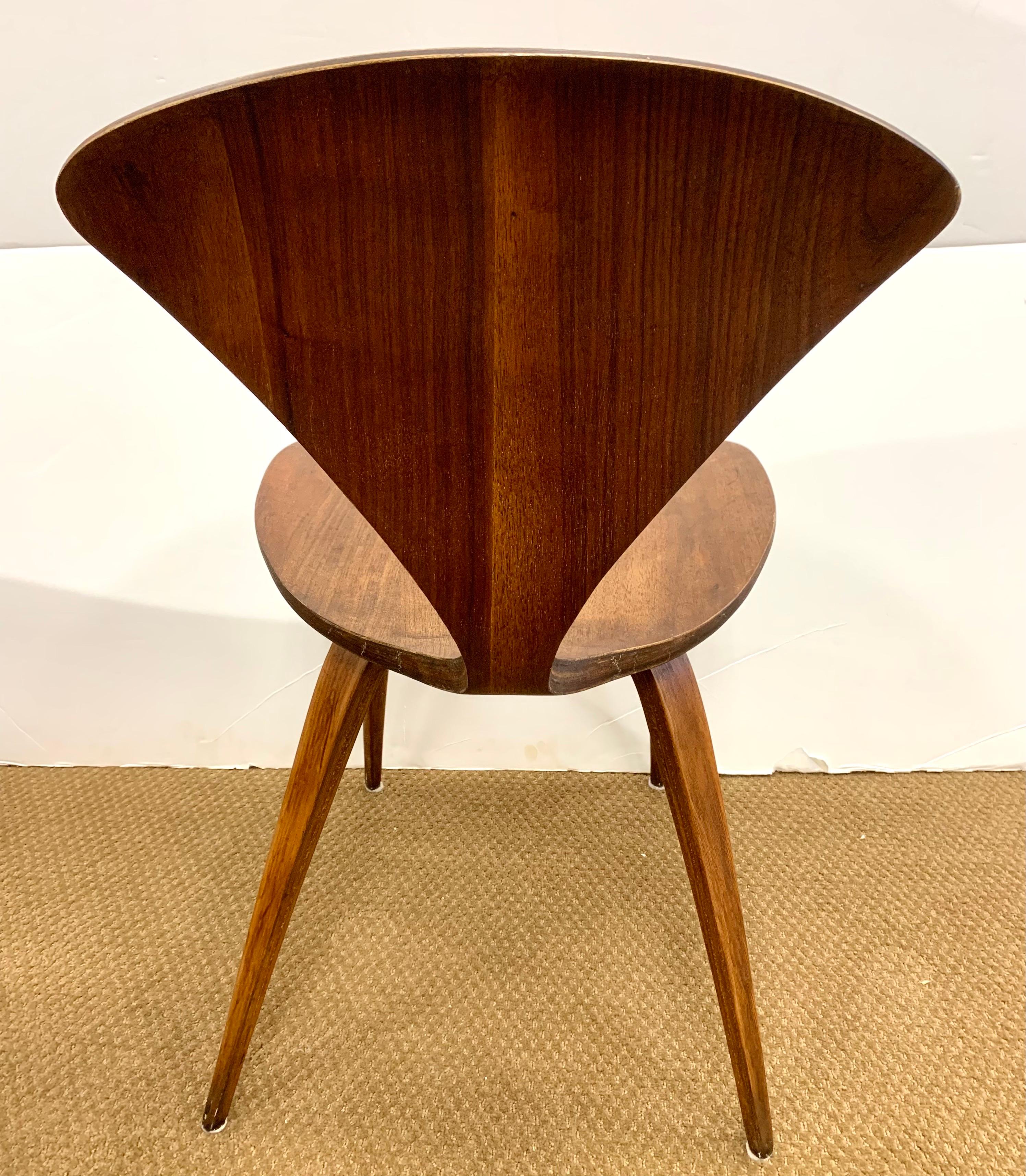 Mid-Century Modern Norman Cherner Walnut Plycraft Chairs, Pair In Good Condition In West Hartford, CT