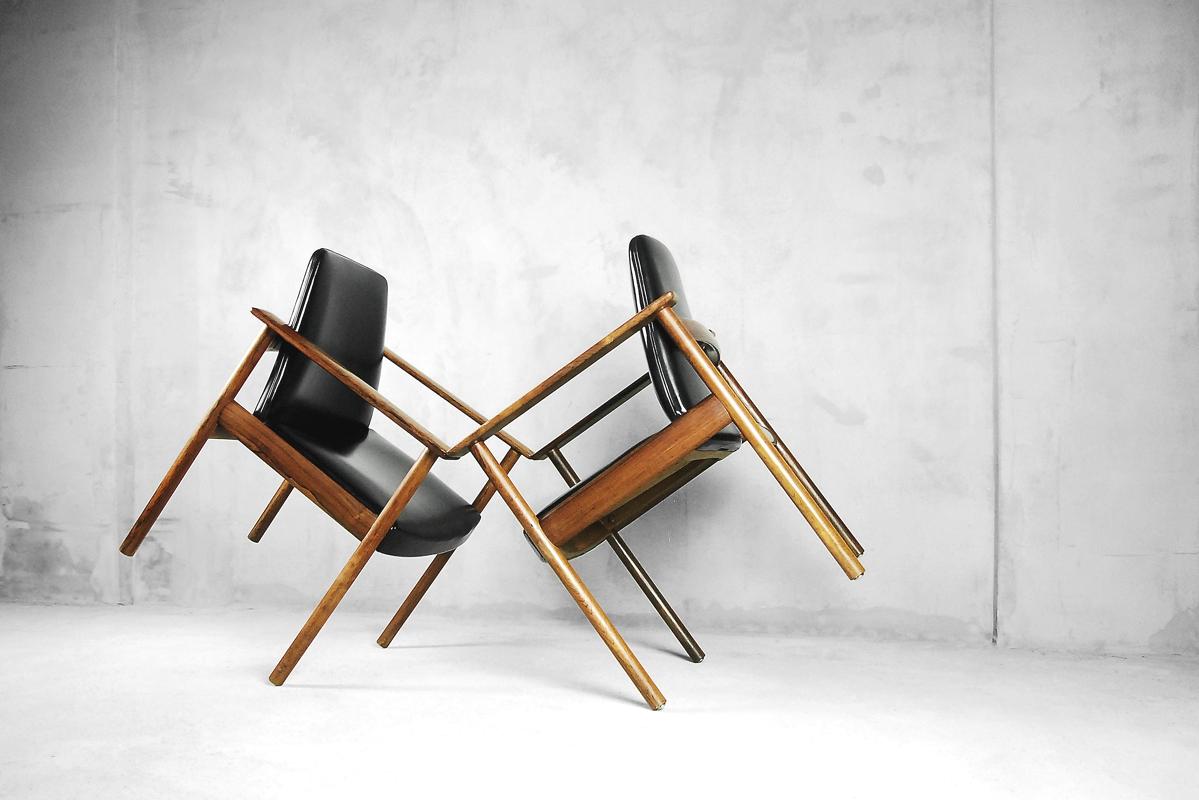 A rare set of two elegant chairs by Norwegian design icon Sven Ivar Dysthe for Dokka Møbler. It was manufactured during the 1960s. The embrace frame is made from solid rosewood with beautiful and irregular grain. The chairs feature a comfortable