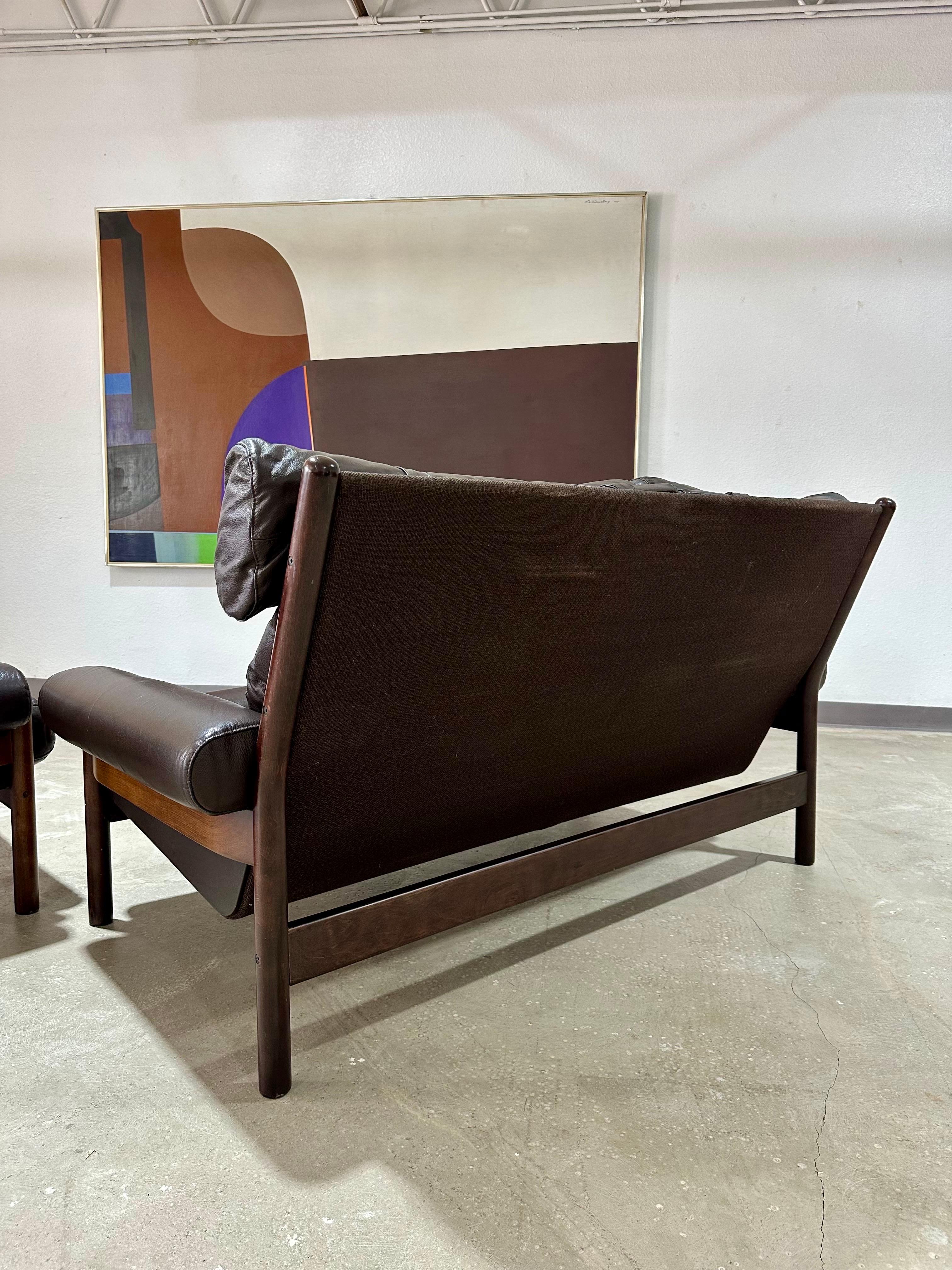 Mid Century Modern Norwegisch Leder und Holz Safari Style Loveseat im Angebot 4