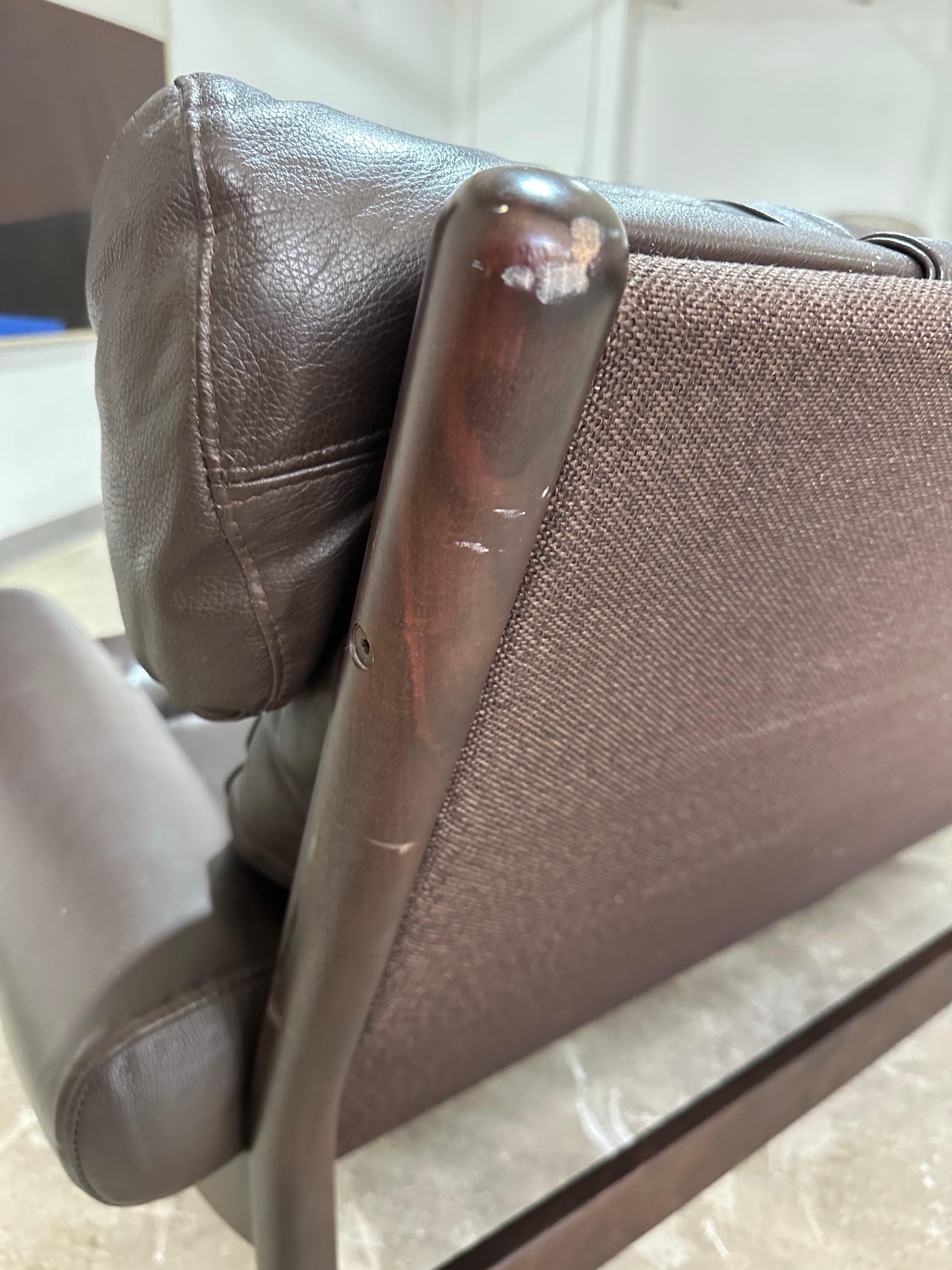 Mid Century Modern Norwegisch Leder und Holz Safari Style Loveseat im Angebot 6