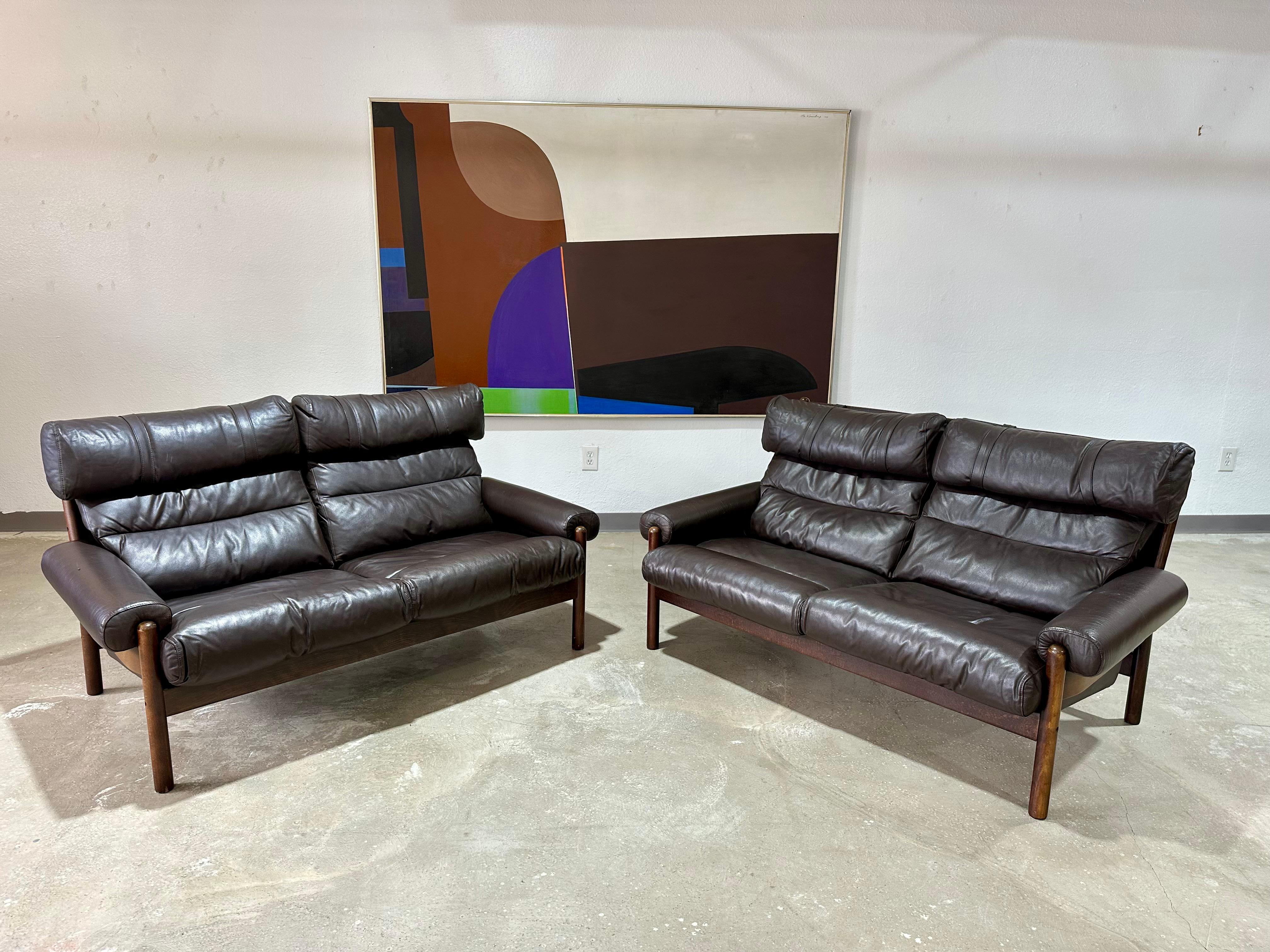 Loveseat noruego moderno de mediados de siglo de cuero y madera estilo safari en venta 8