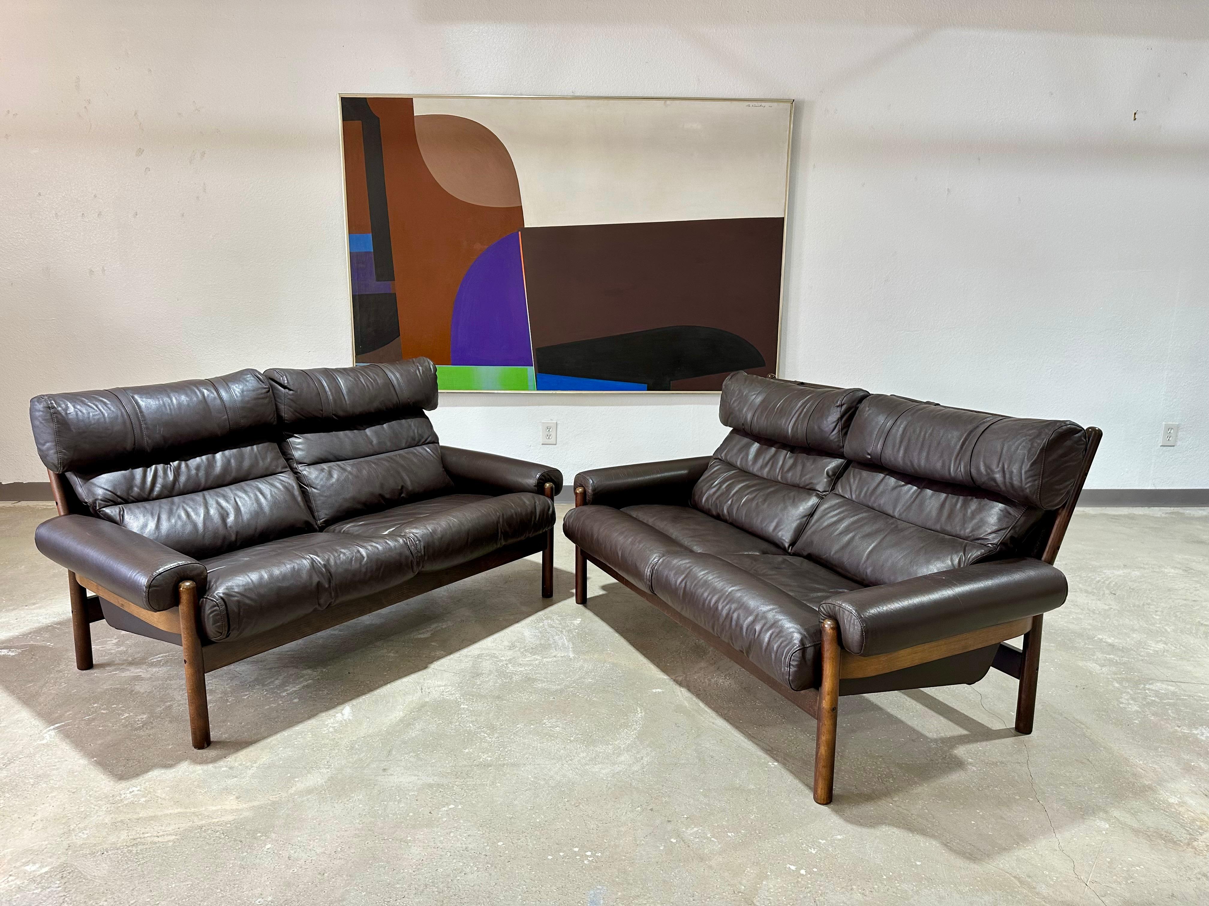 Loveseat noruego moderno de mediados de siglo de cuero y madera estilo safari en venta 9