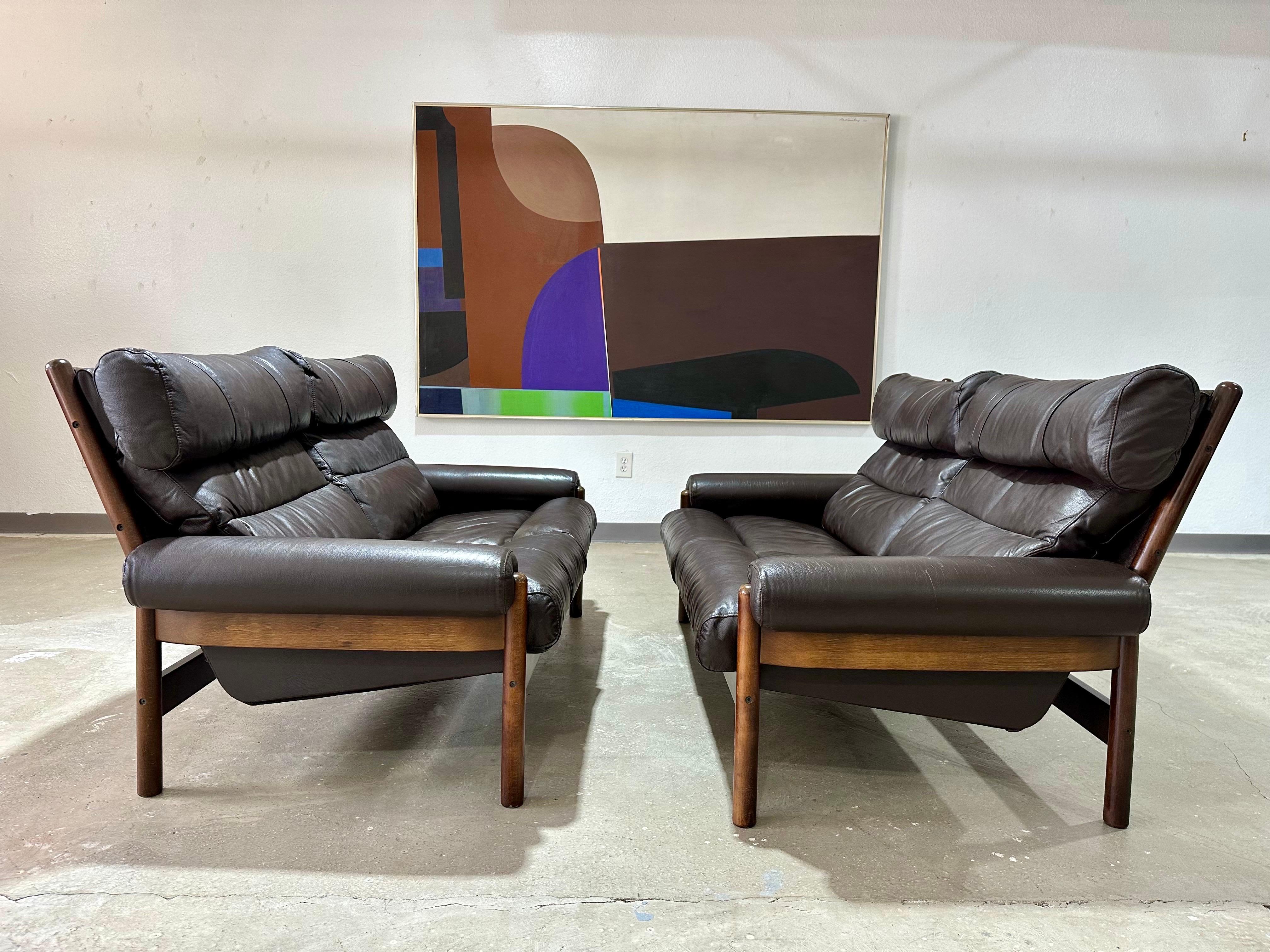 Mid Century Modern Norwegisch Leder und Holz Safari Style Loveseat (Moderne der Mitte des Jahrhunderts) im Angebot