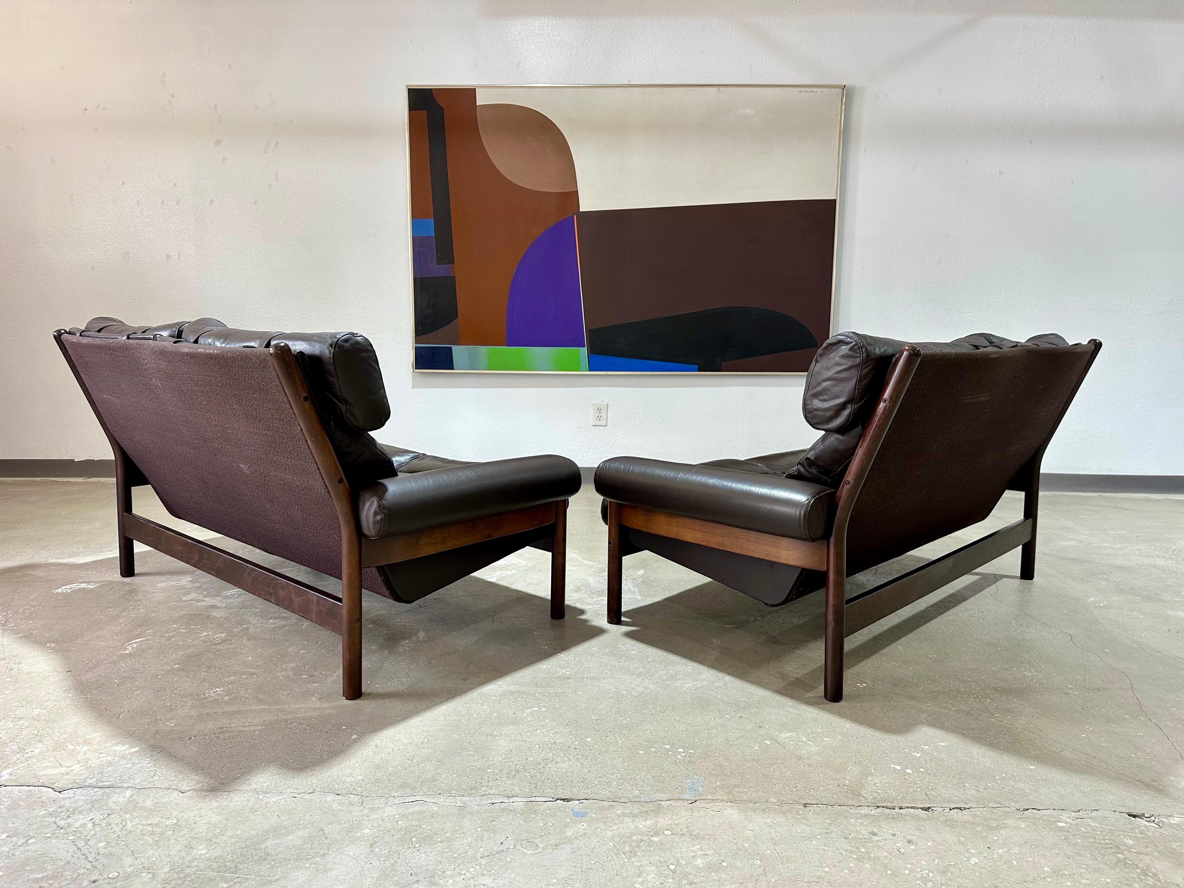 Mid Century Modern Norwegisch Leder und Holz Safari Style Loveseat (Dänisch) im Angebot