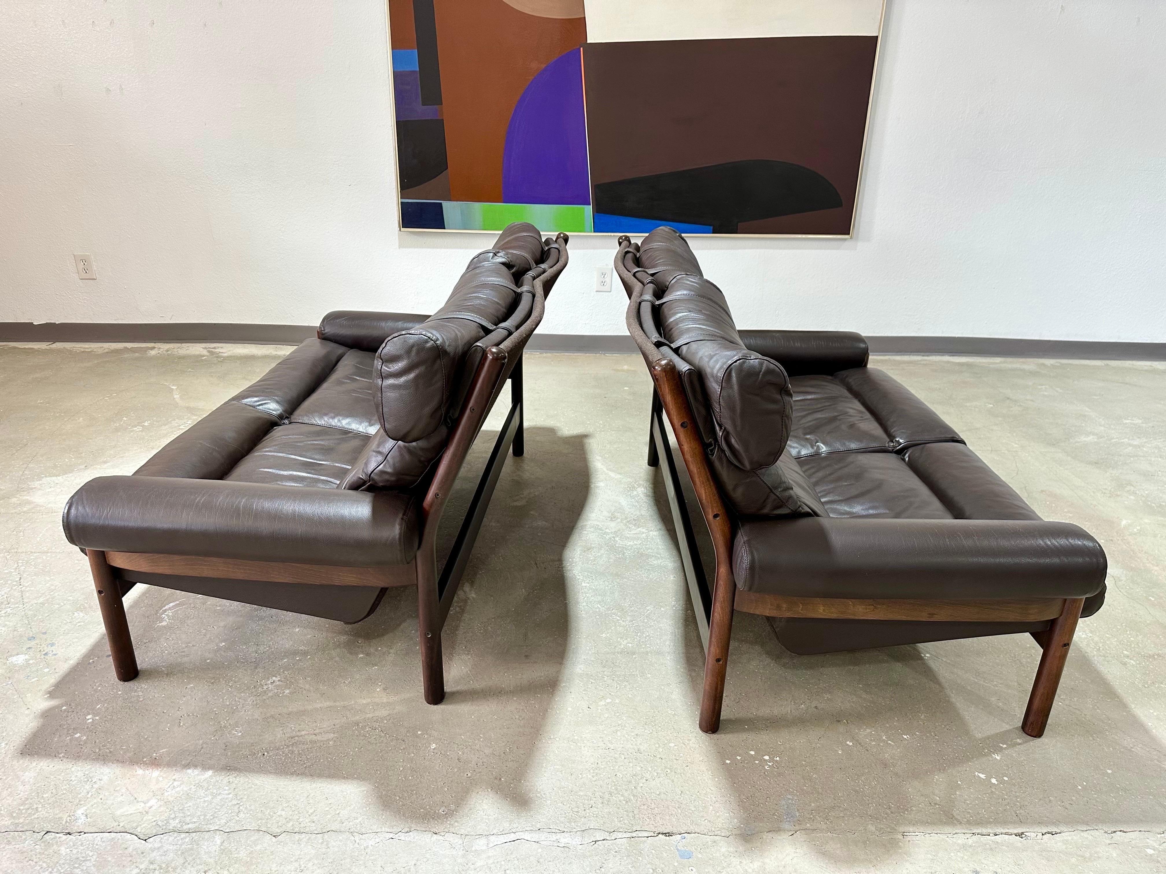 Mid Century Modern Norwegisch Leder und Holz Safari Style Loveseat im Zustand „Gut“ im Angebot in Lutz, FL